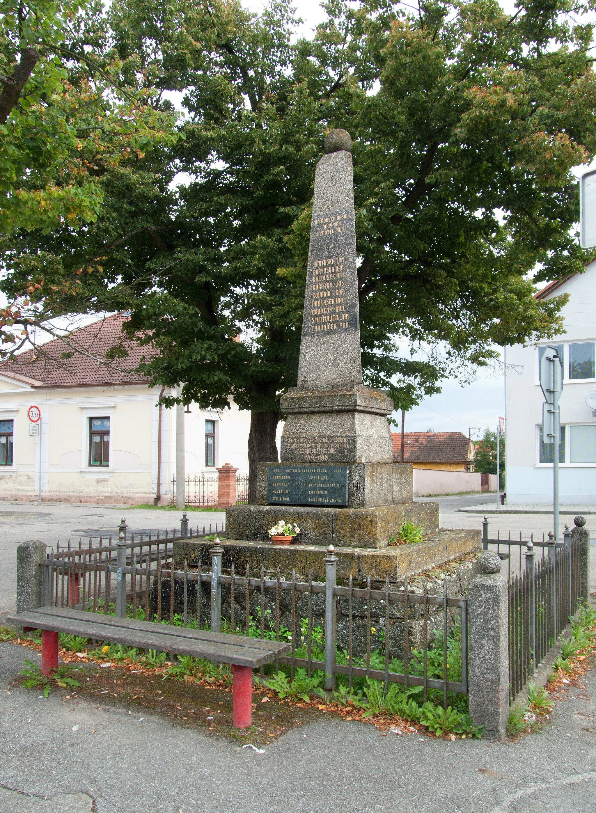 Photo showing: Memorial to those killed in the First World War in the village of Neznašov, České Budějovice District, Czech Republic