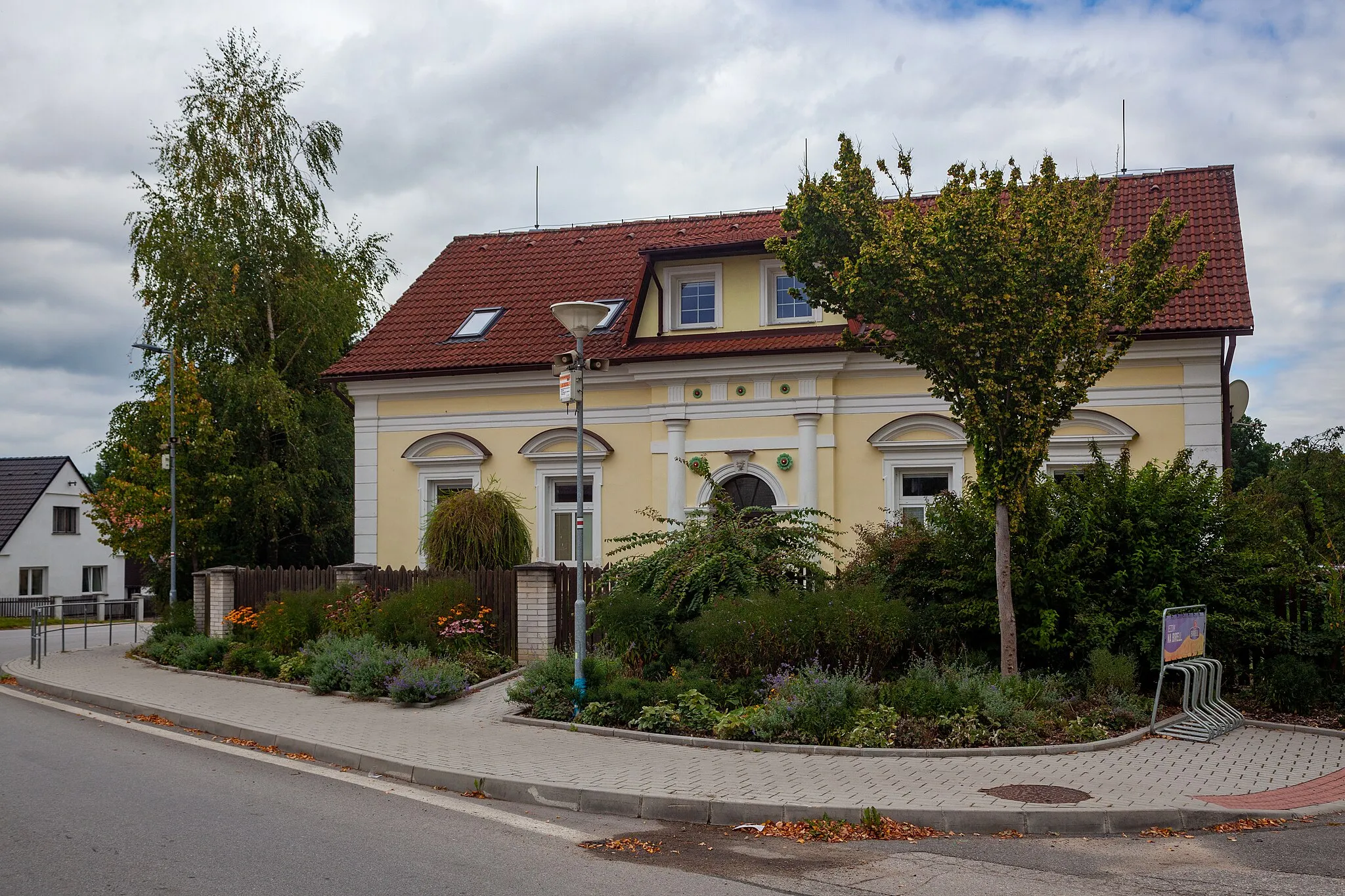Photo showing: Villa in Neznašov (Všemyslice), České Budějovice District,  South Bohemian Region, Czechia (2021)