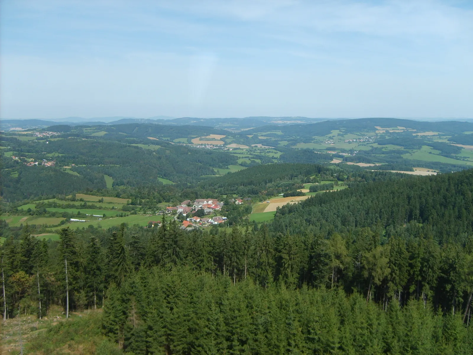 Photo showing: View from Svatobor hill in direction north-west: exactly under the hill: settlement Odolenov (part of Hrádek u Sušice), direction Kolinec and Velhartice.