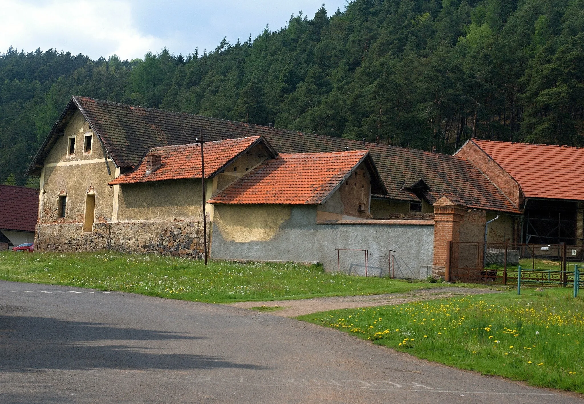 Photo showing: This file was created as a part of the photographic program of Wikimedia Czech Republic. Project: Foto českých obcí The program supports Wikimedia Commons photographers in the Czech Republic.

náves