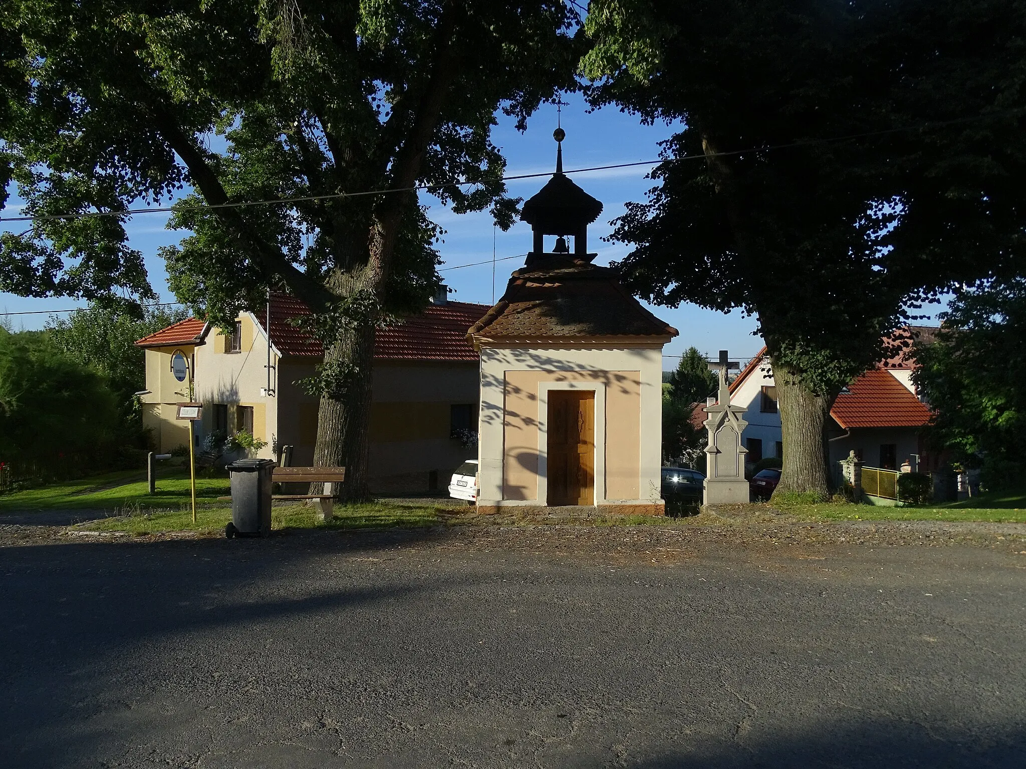 Photo showing: Bohy, Plzeň-North District, Plzeň Region, Czechia. A chapel and a bus stop.