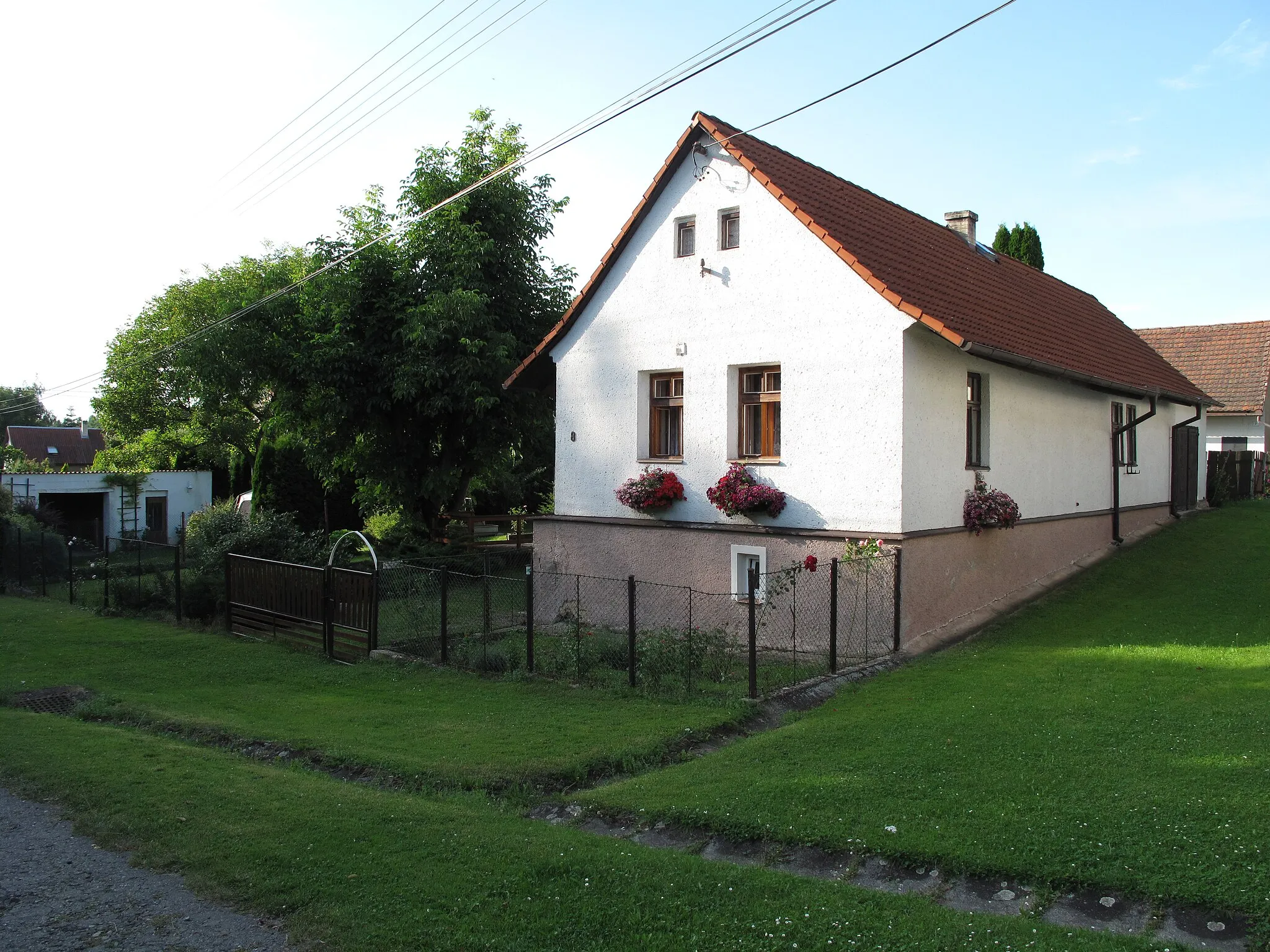 Photo showing: White Housein Prašné Újezdek. Rokycany District, Czech Republic.