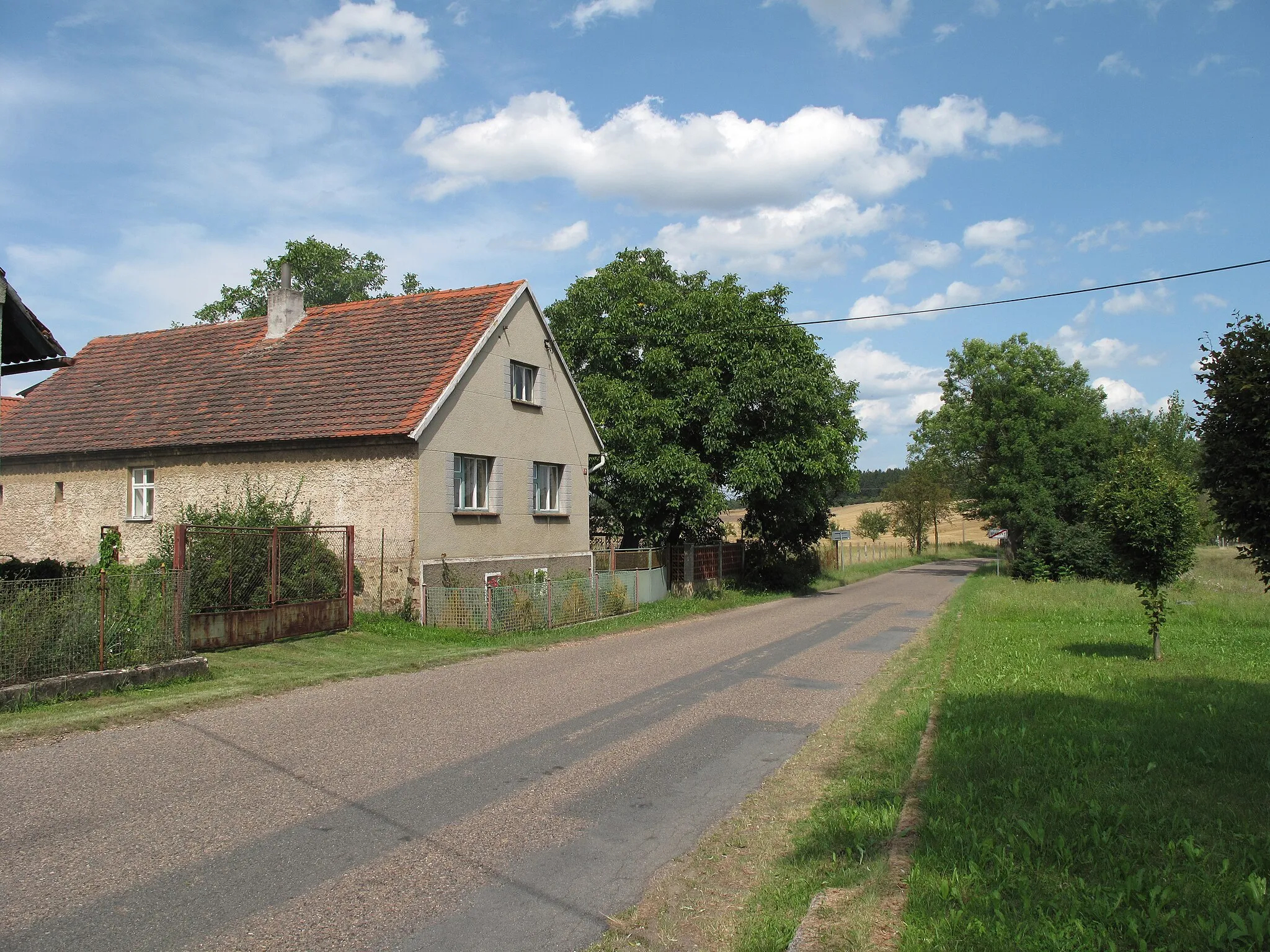 Photo showing: Cottage by road in Biskoupky, Rokycany District, Czech Republic.