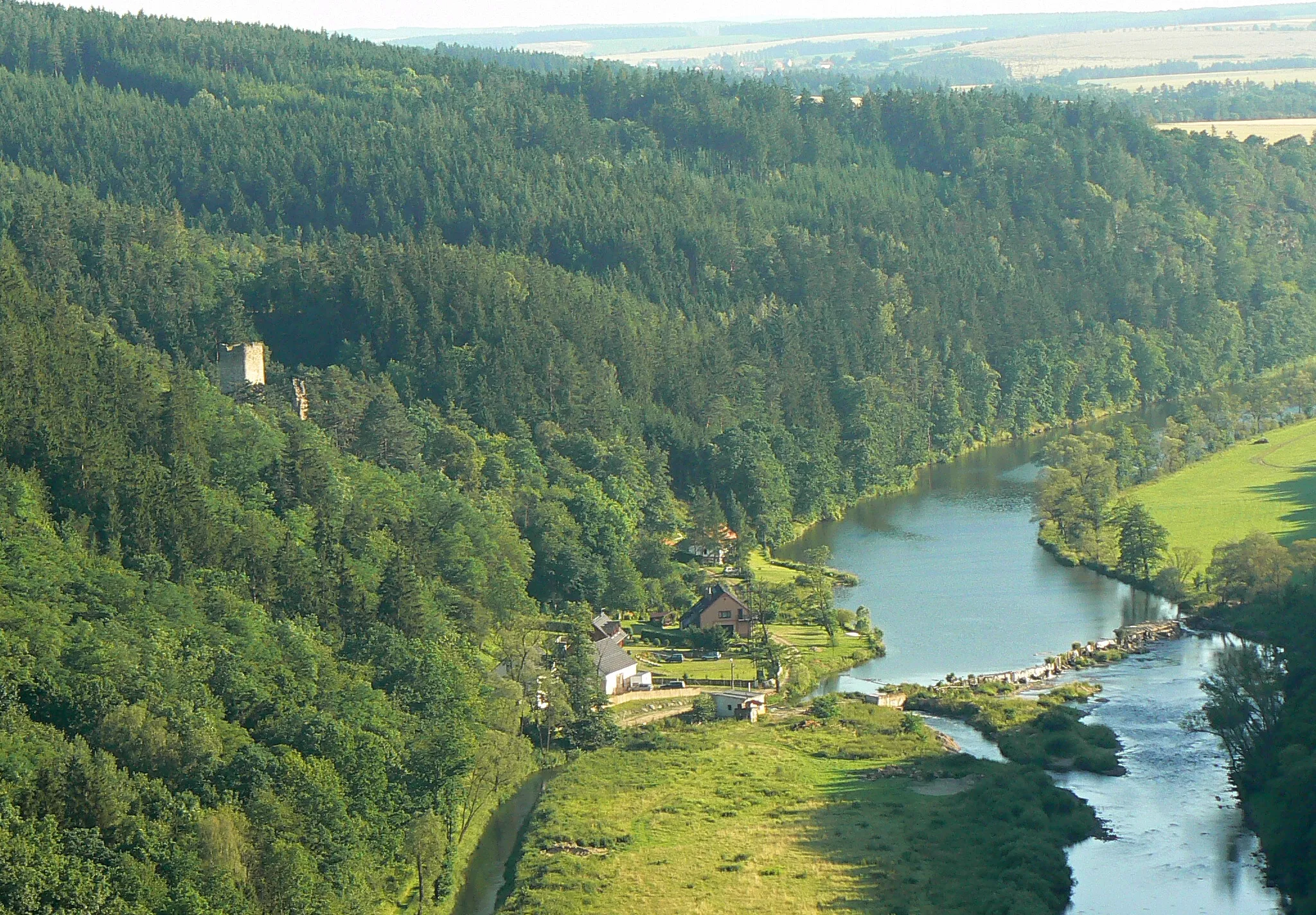 Photo showing: River Berounka near Liblín and ruins of the Libštejn Castle, in nature park Horní Berounka. Rokycany District in Czech Republic