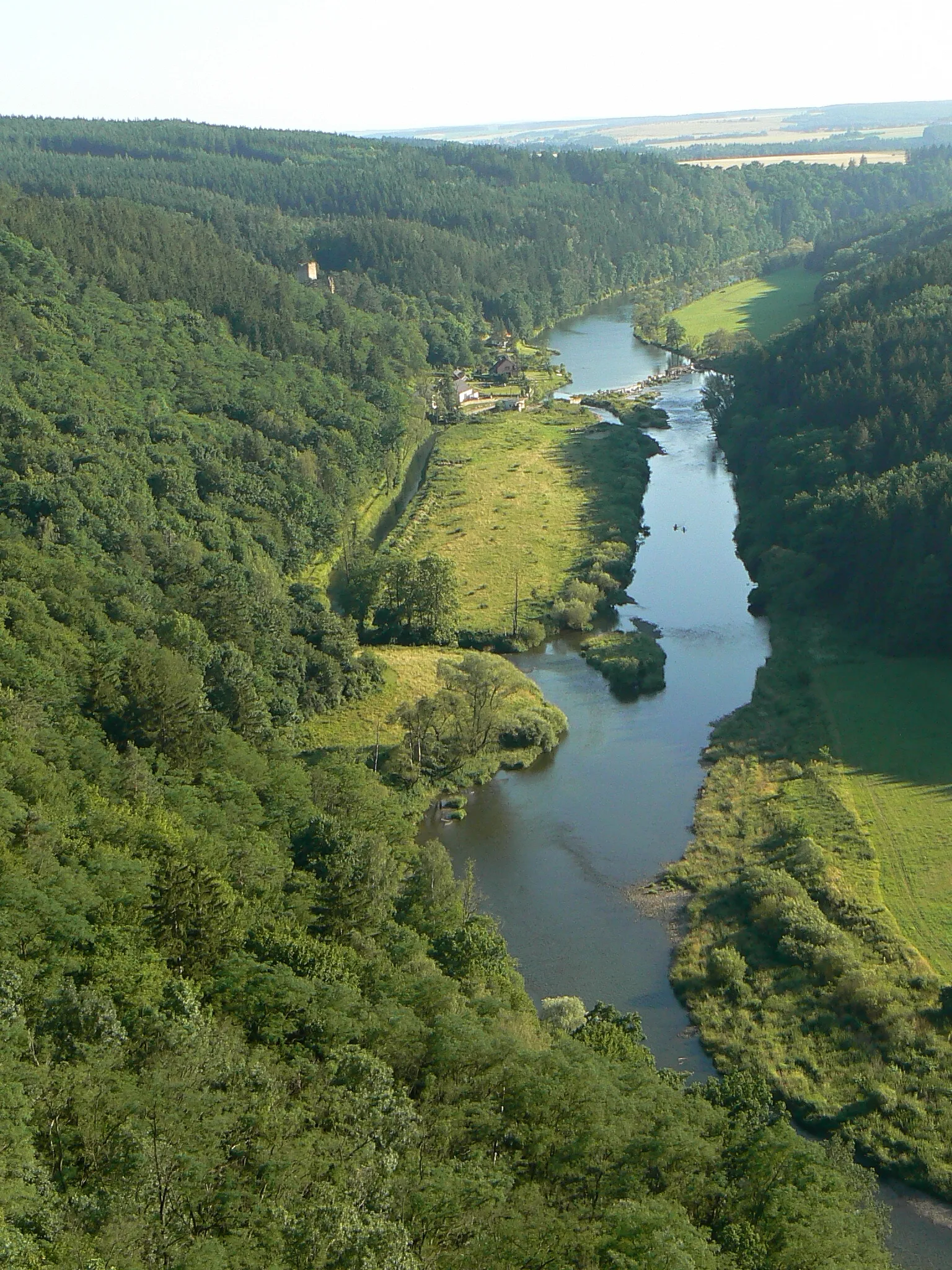 Photo showing: River Berounka near Liblín and ruins of the Libštejn Castle, in nature park Horní Berounka. Rokycany District in Czech Republic