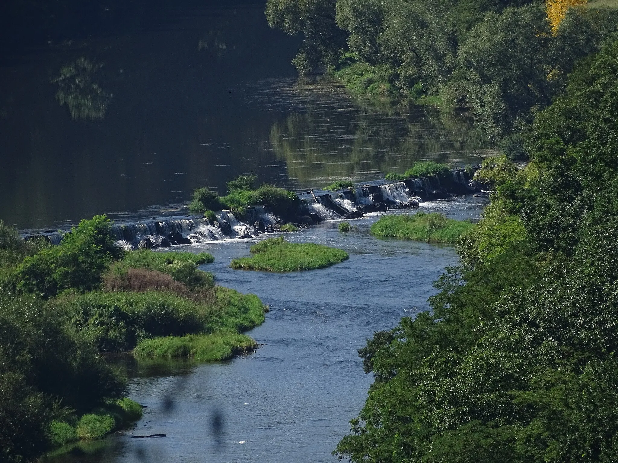 Photo showing: Liblín, Rokycany District, Plzeň Region, Czechia. Berounka river and a weir under the Libštejn Castle.