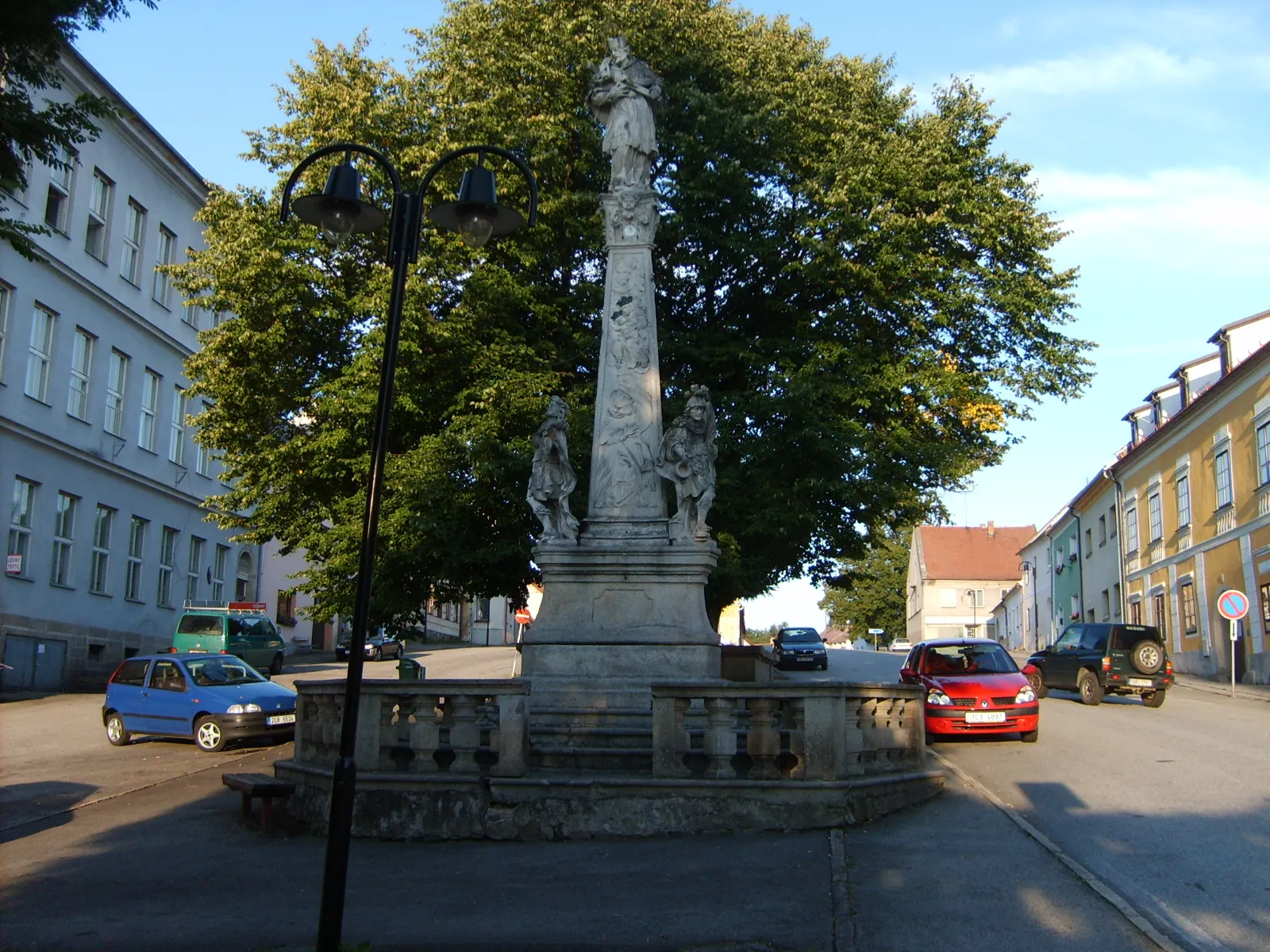 Photo showing: Sousoší sv. Jana Nepomuckého na náměstí v Benešově nad Černou.