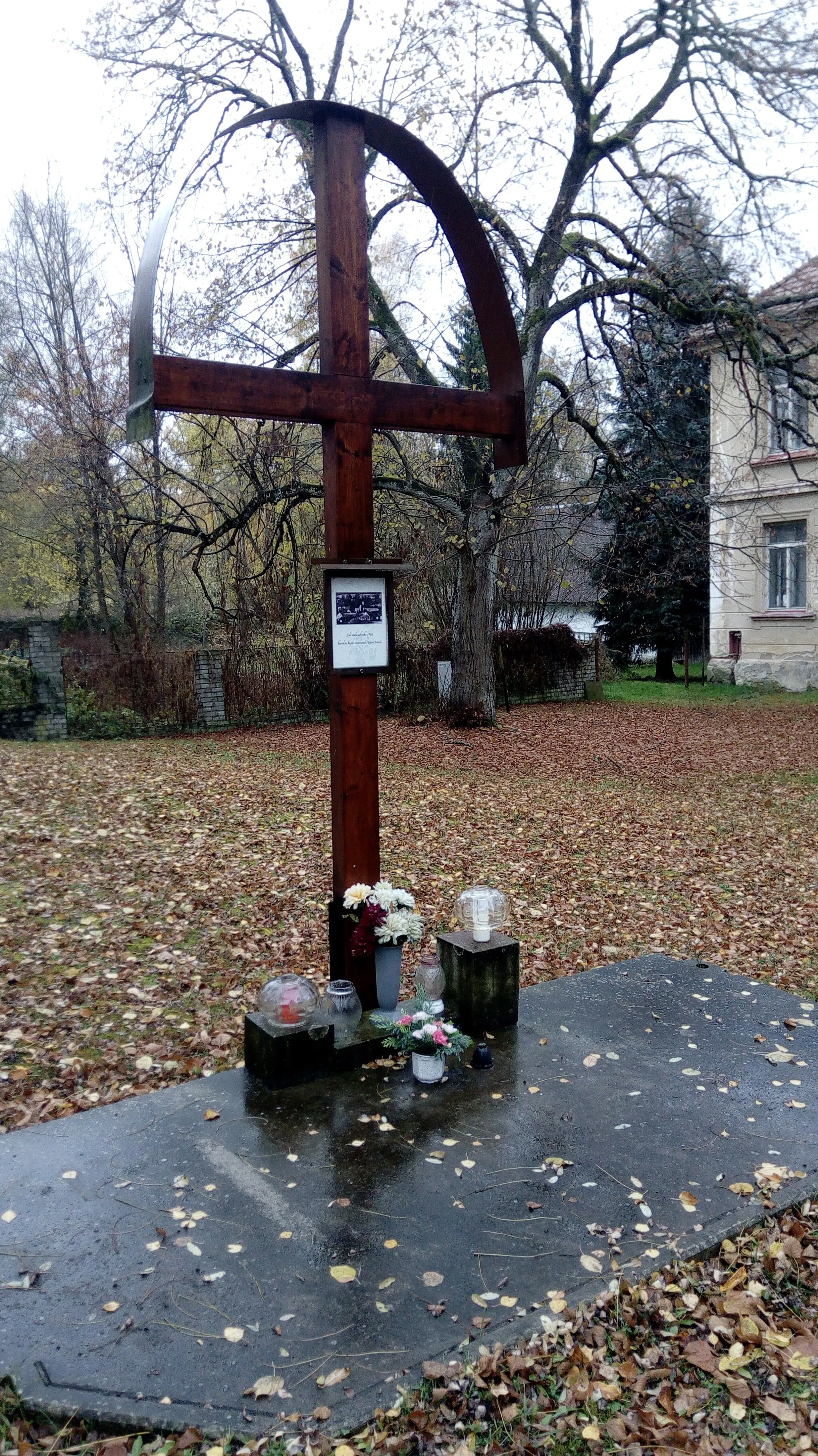 Photo showing: Cross remembering the Chapel of the Virgin Mary in the village of Vyšné, České Budějovice District, Czech Republic