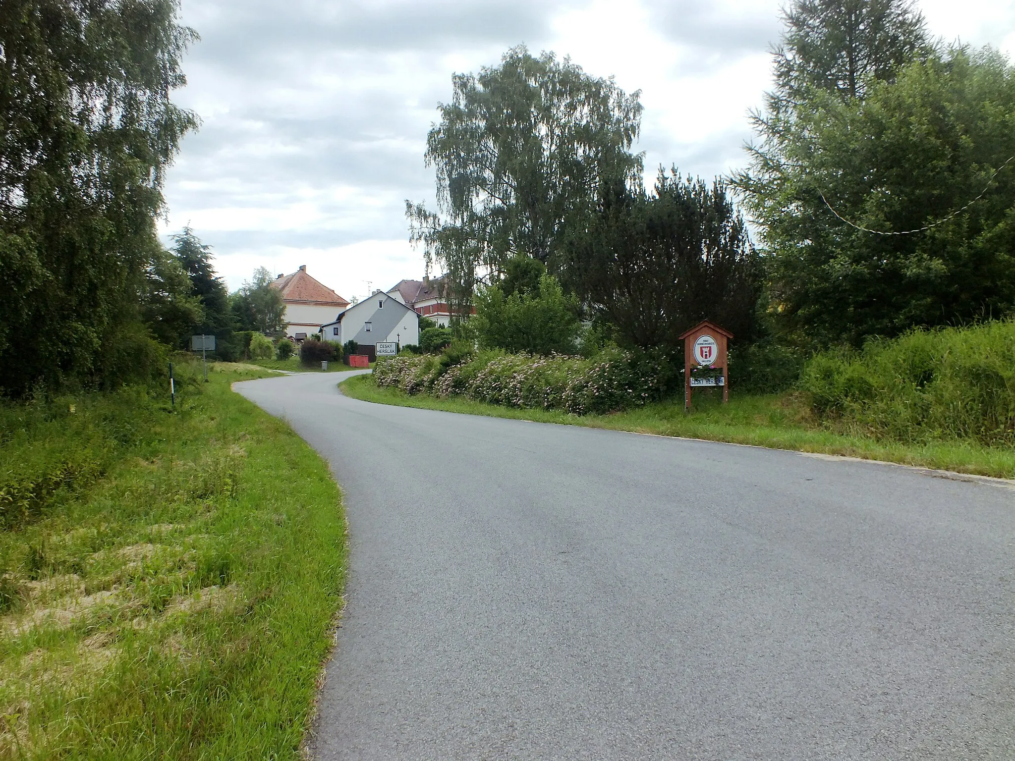 Photo showing: The entrance into Český Heršlák from the north-north-west.