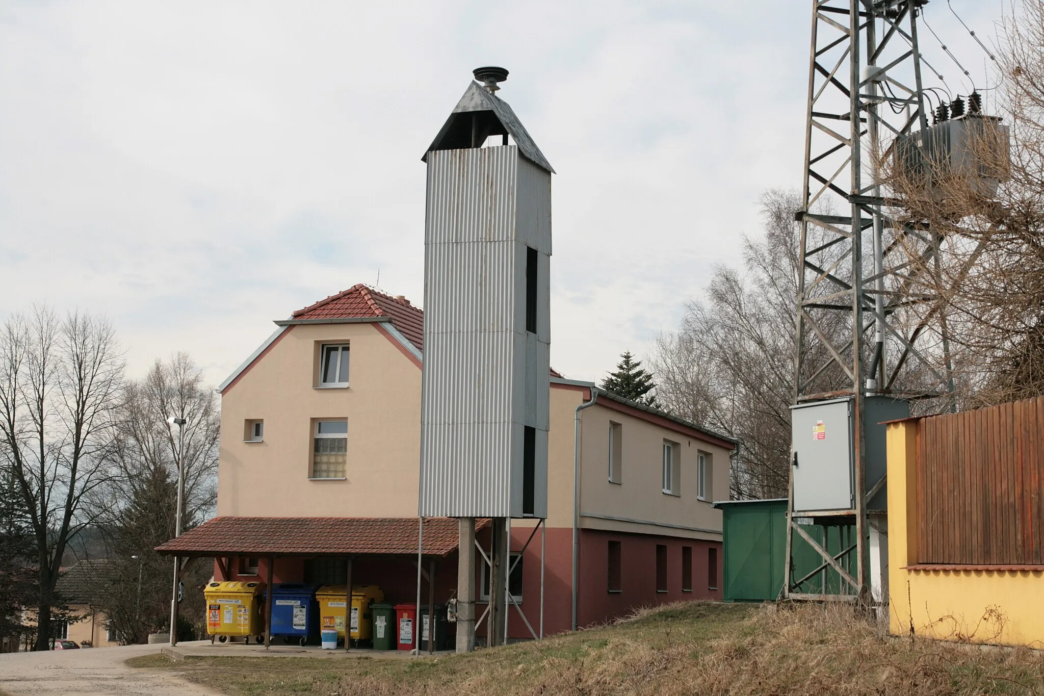 Photo showing: Vesnice Ohrazeníčko, část obce Ledenice v okrese České Budějovice. Hasičská zbrojnice u křižovatky na severovýchodním okraji návsi.