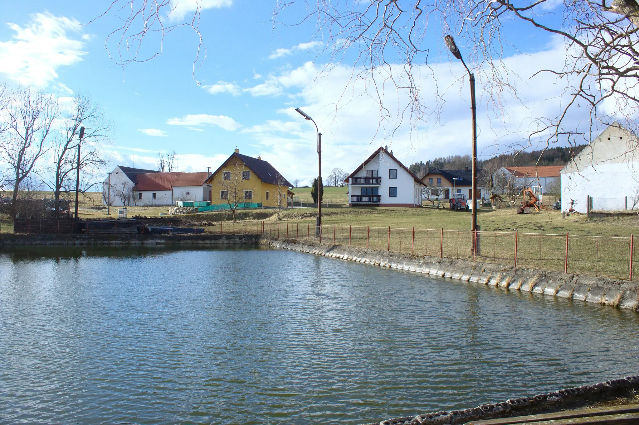 Photo showing: Rybník ve vesnici Todně