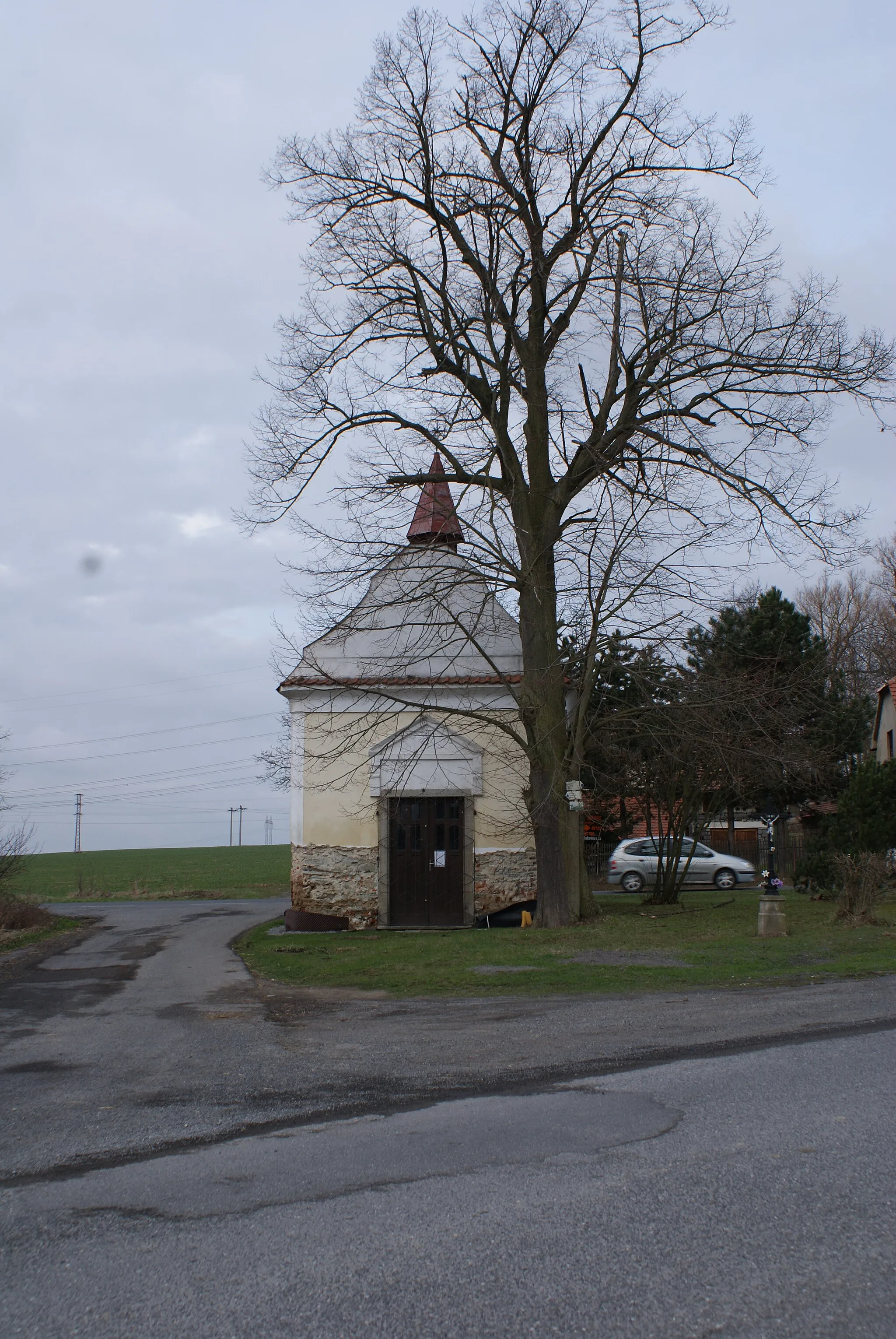 Photo showing: Chraštičky, a village in Příbram district, Czech Republic, a chapel.