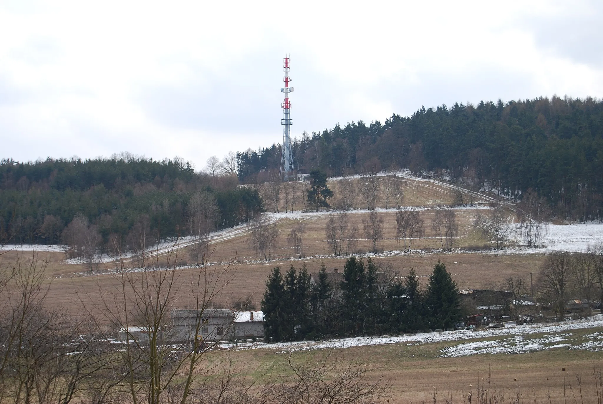 Photo showing: Pohled od vesnice směrem k rozhledně Velký Kamýk. Velké Nepodřice je vesnice, část obce Dobev v okrese Písek. Česká republika.
Camera location 49° 19′ 13.47″ N, 14° 04′ 00.64″ E View this and other nearby images on: OpenStreetMap 49.320408;   14.066844