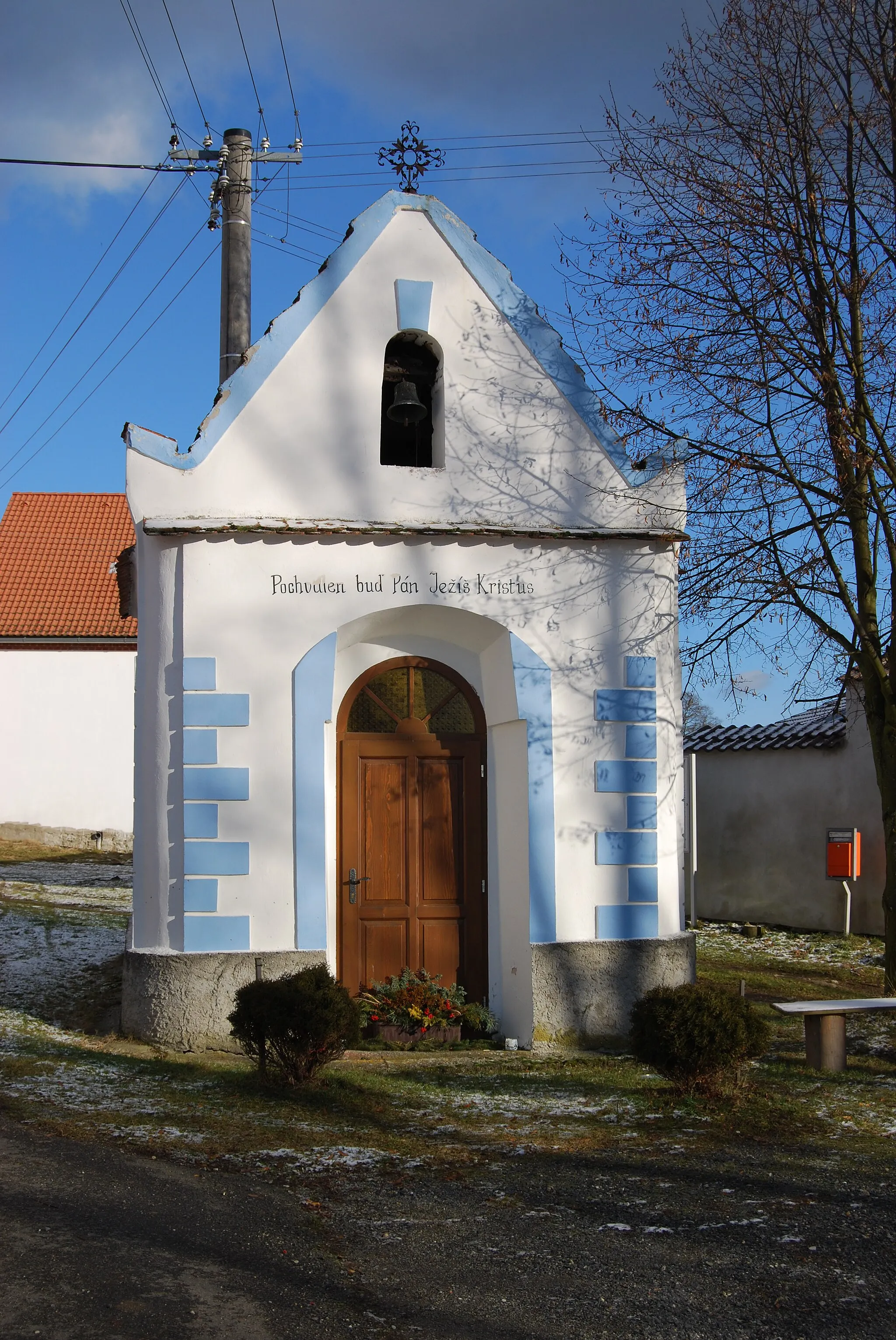 Photo showing: Návesní kaple. Nuzov je část obce Paseky v okrese Písek. Česká republika.