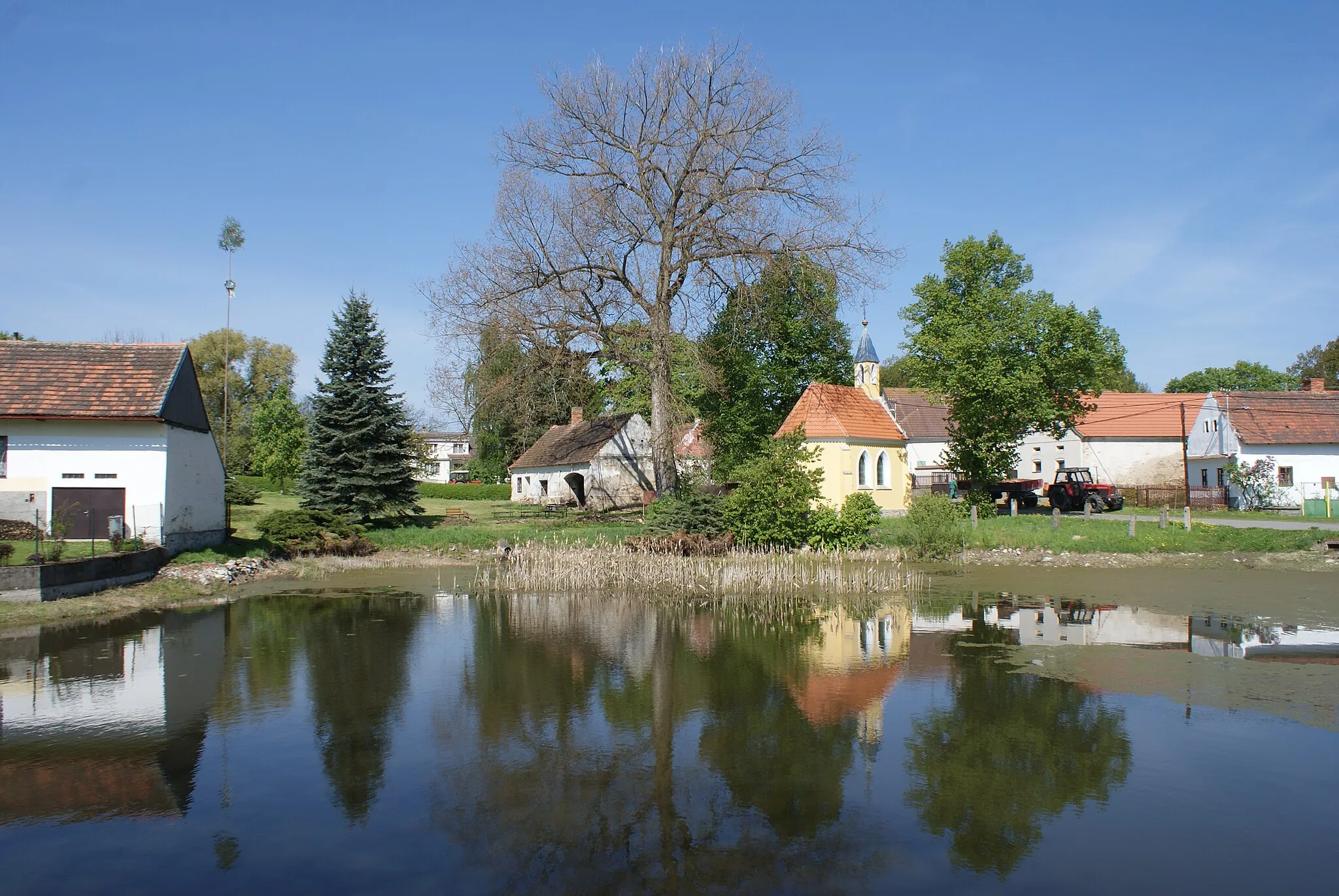 Photo showing: Rukáveč, part of Milevsko, a village in Písek District, Czech Republic, the village common.