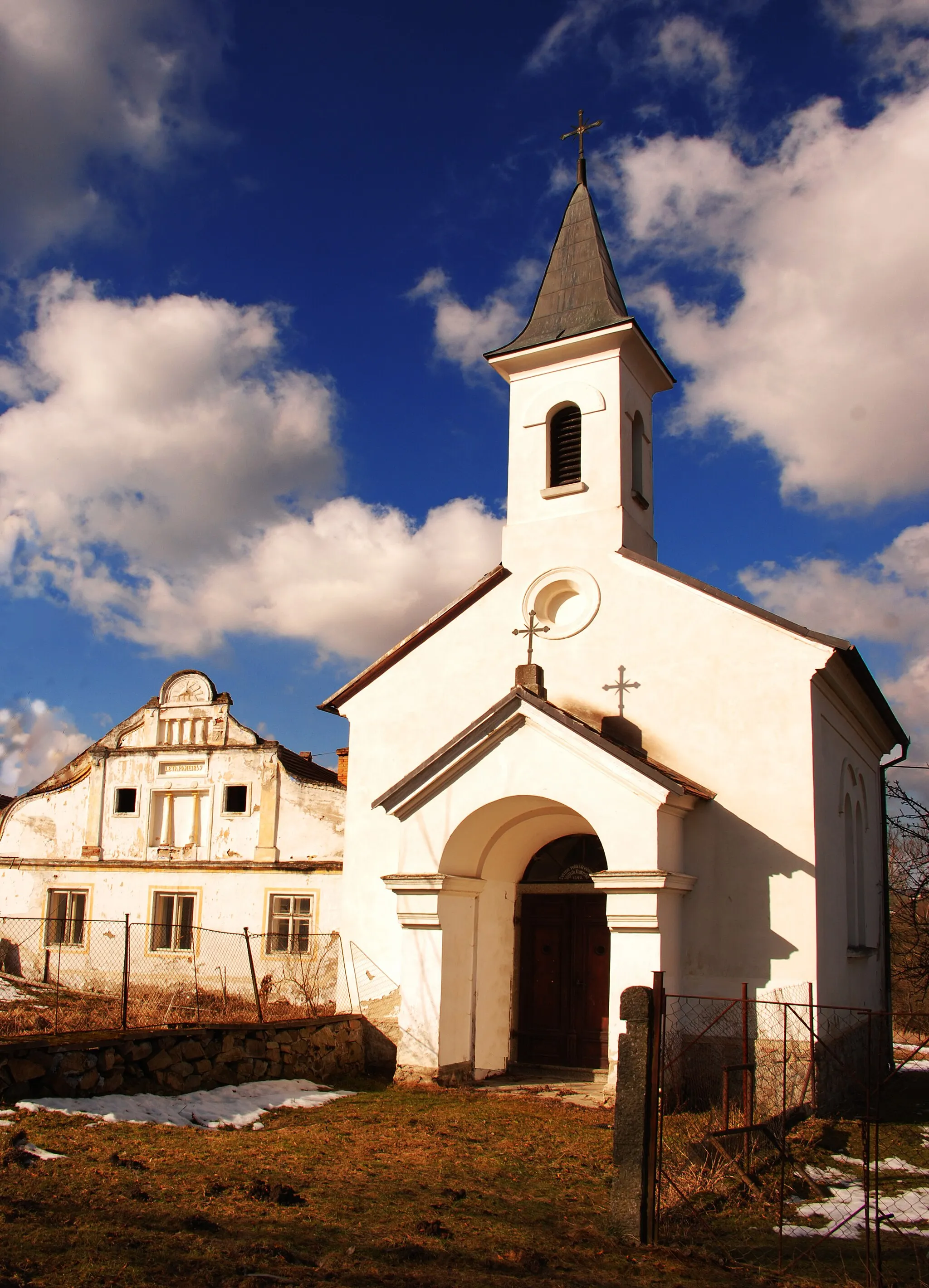 Photo showing: church and a house from 19th century in Raci, part of Volyne