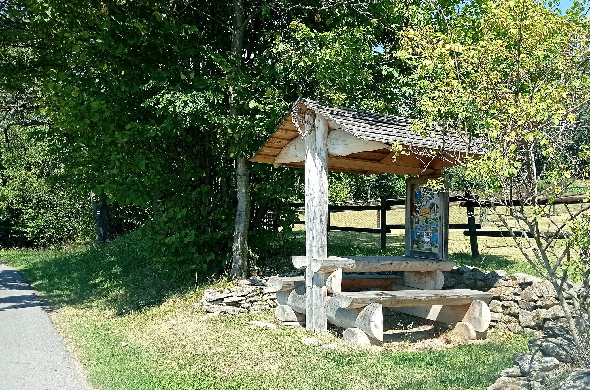 Photo showing: Wooden picnic shelter in the village of Škarez 2. díl, part of Drslavice, South Bohemian Region, Czechia