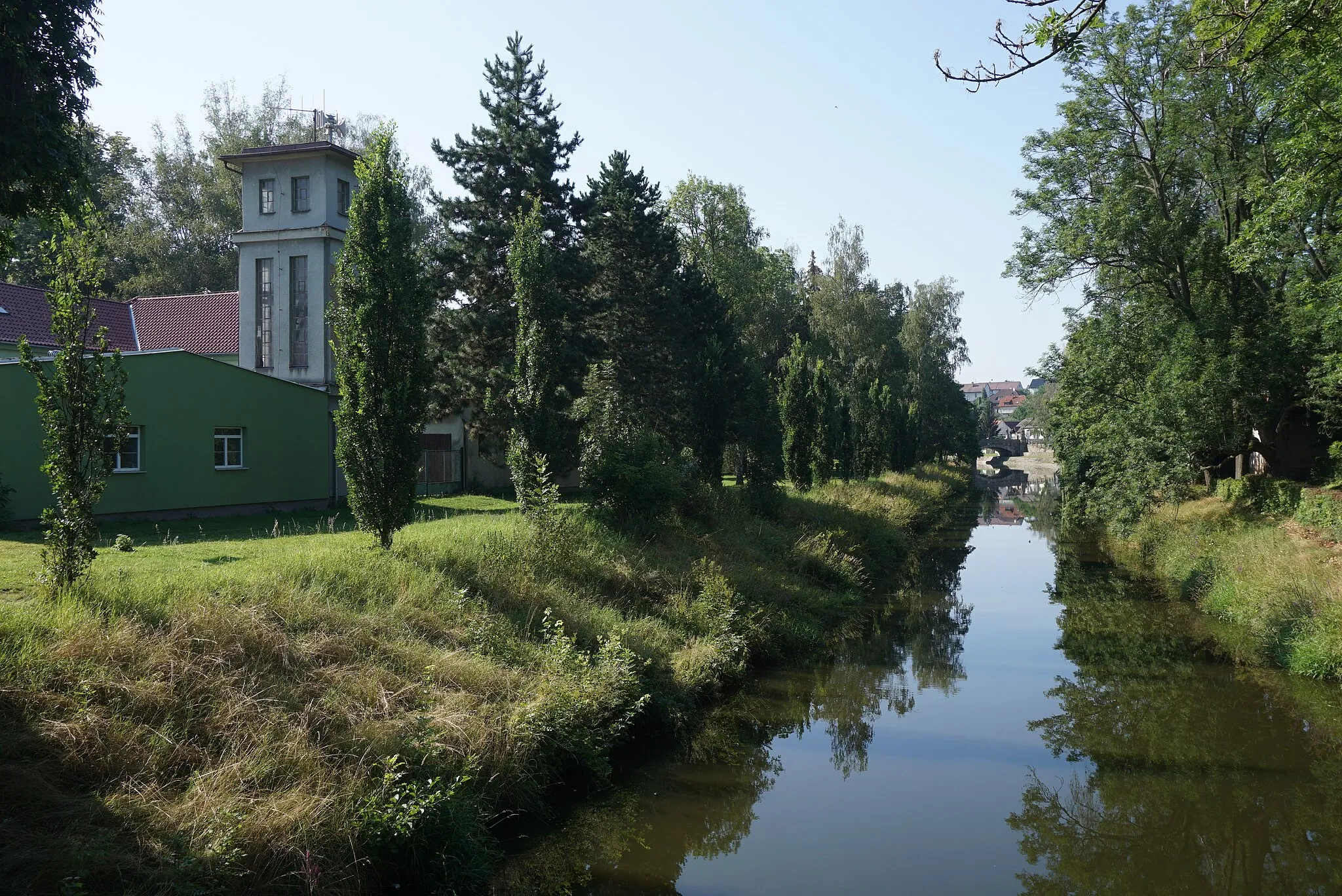 Photo showing: Březnice - alej podél říčky Skalice u Tochovické ulice