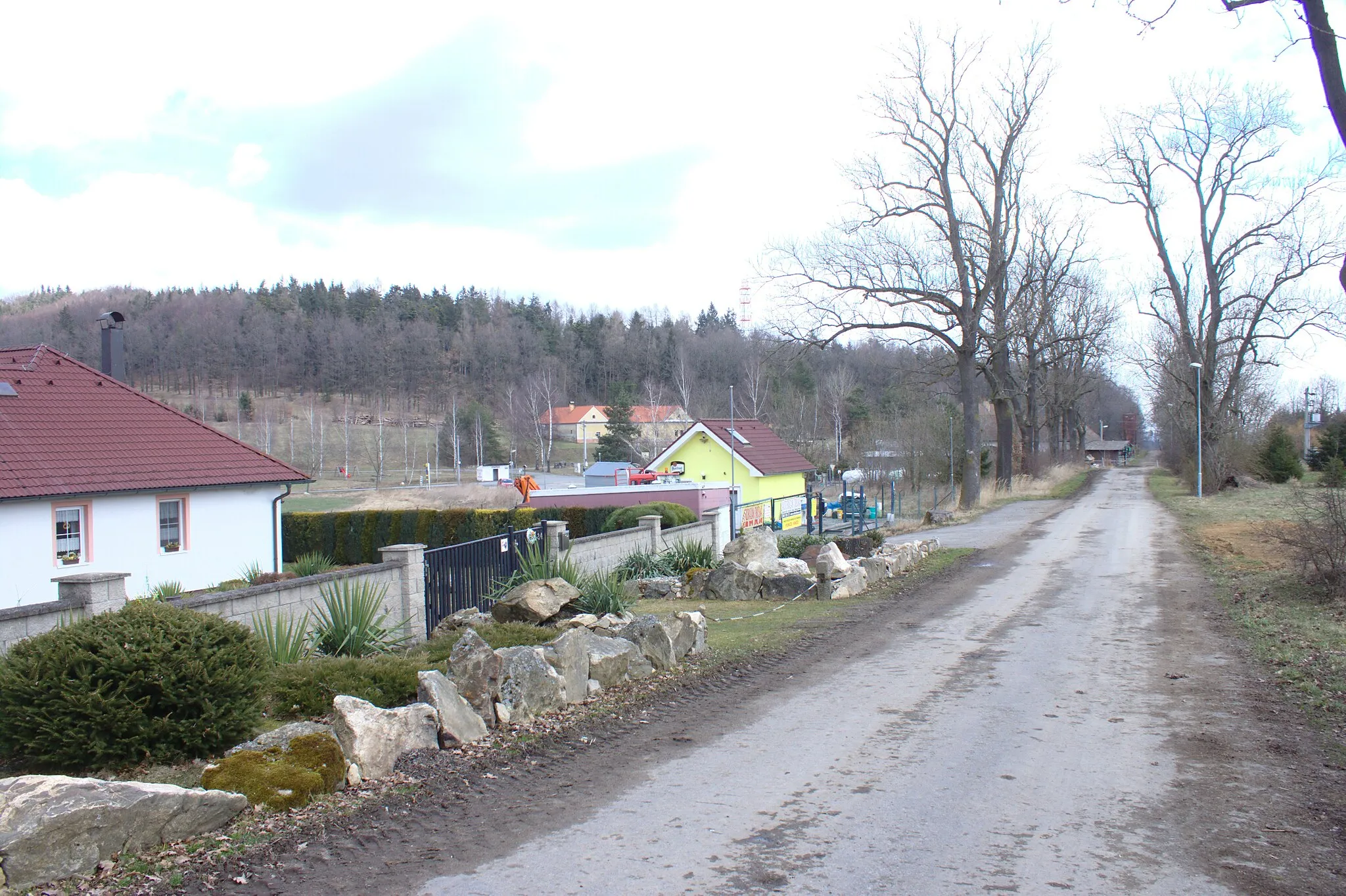 Photo showing: Silnice ve vesnici Obora