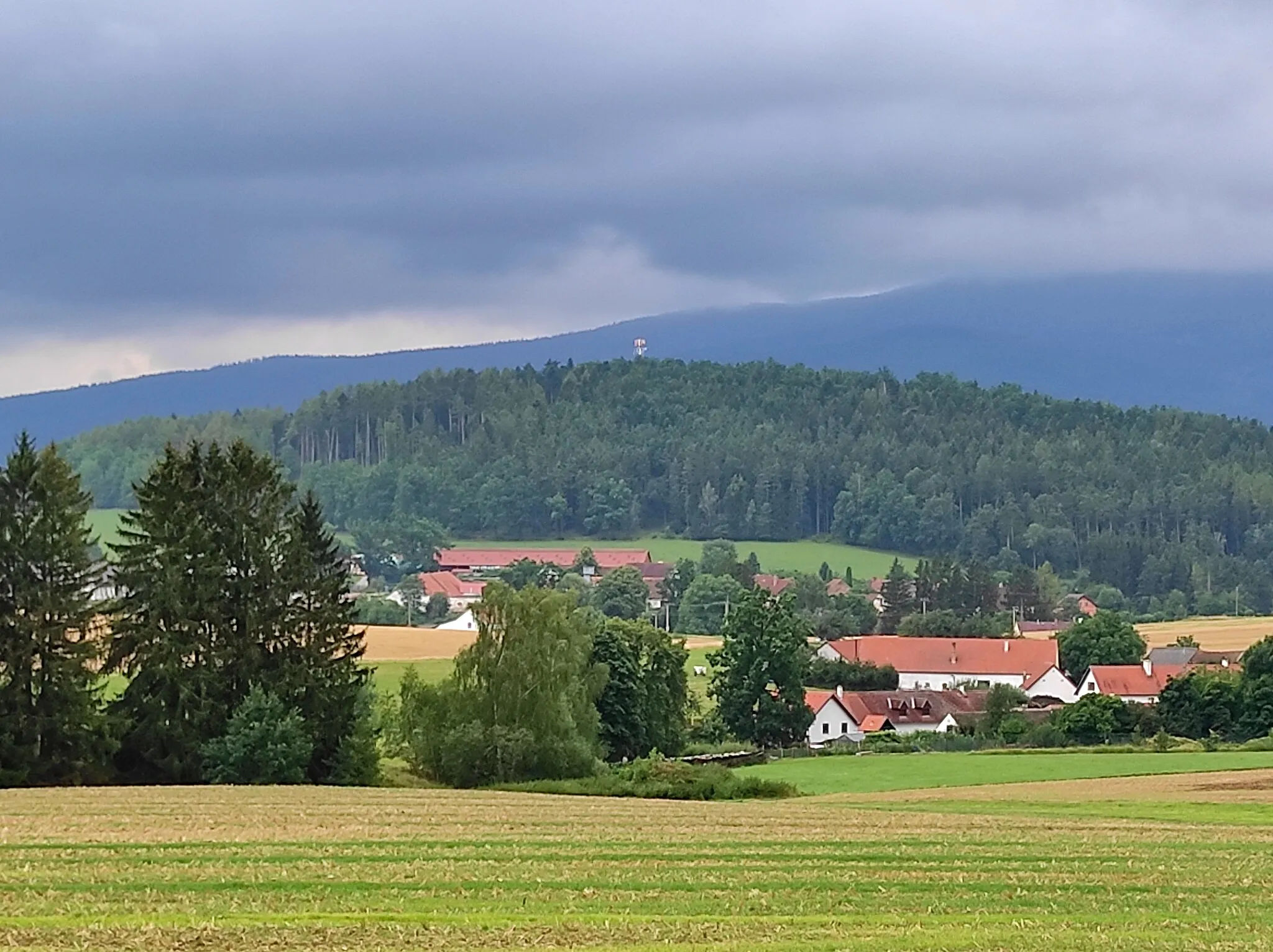 Photo showing: Chlumečský hill, Křemže, Český Krumlov District, South Bohemian Region, Czechia.