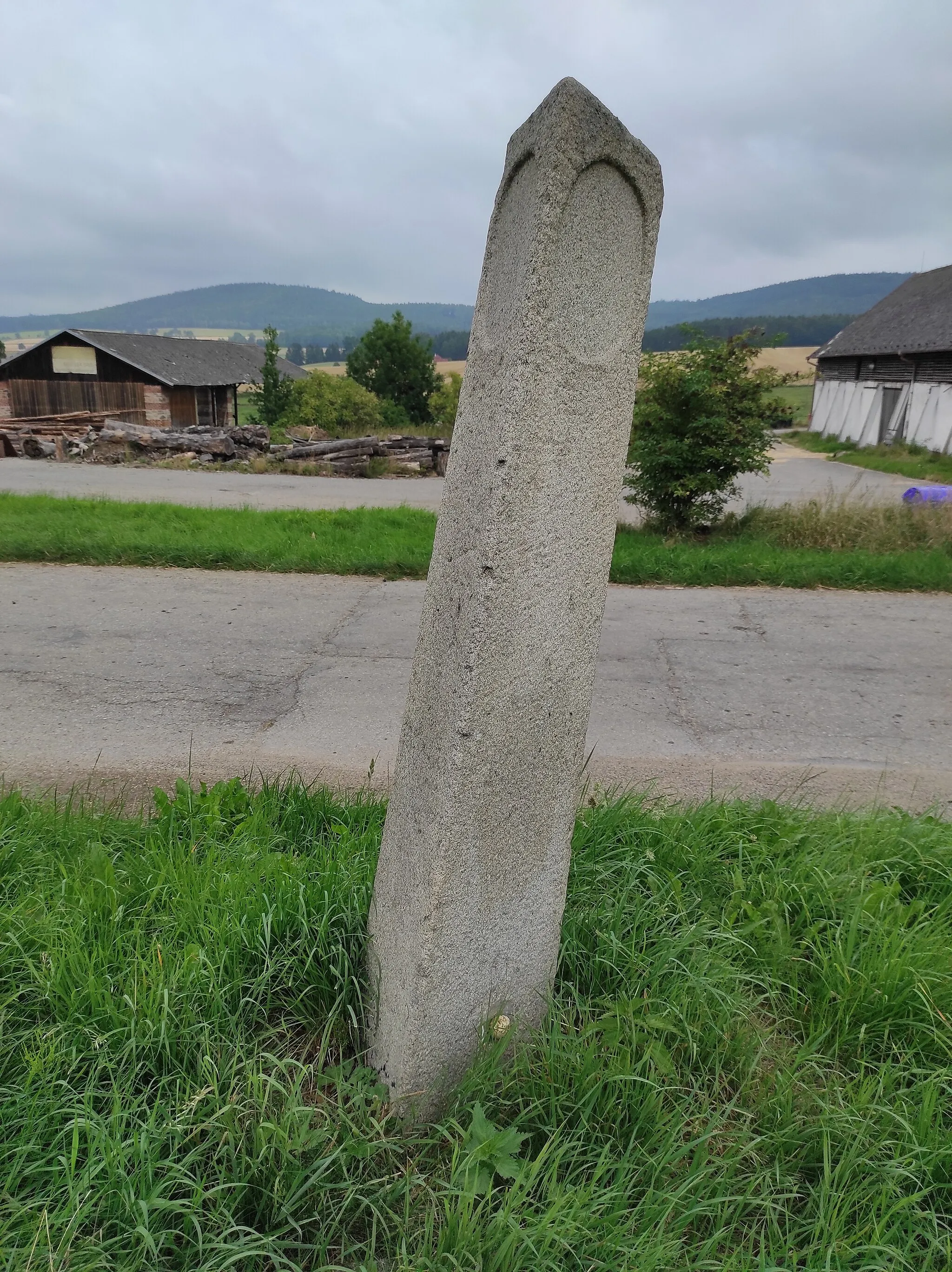 Photo showing: Stone signpost in Chlumeček, Křemže, Český Krumlov District, South Bohemian Region, Czechia.