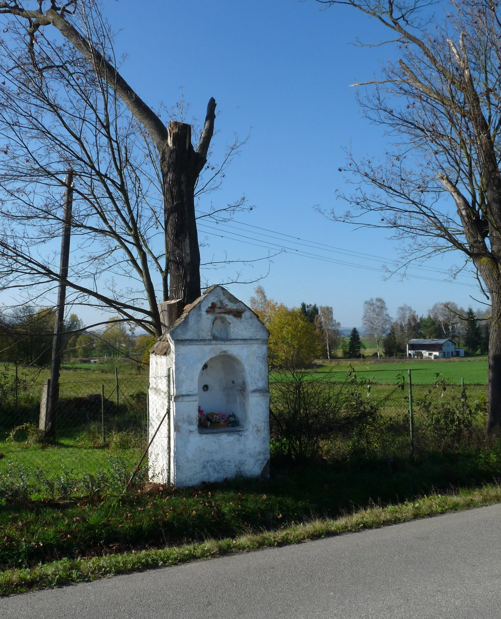 Photo showing: Wayside shrine in the village of Mříč, Český Krumlov District, South Bohemian Region, Czech Republic.