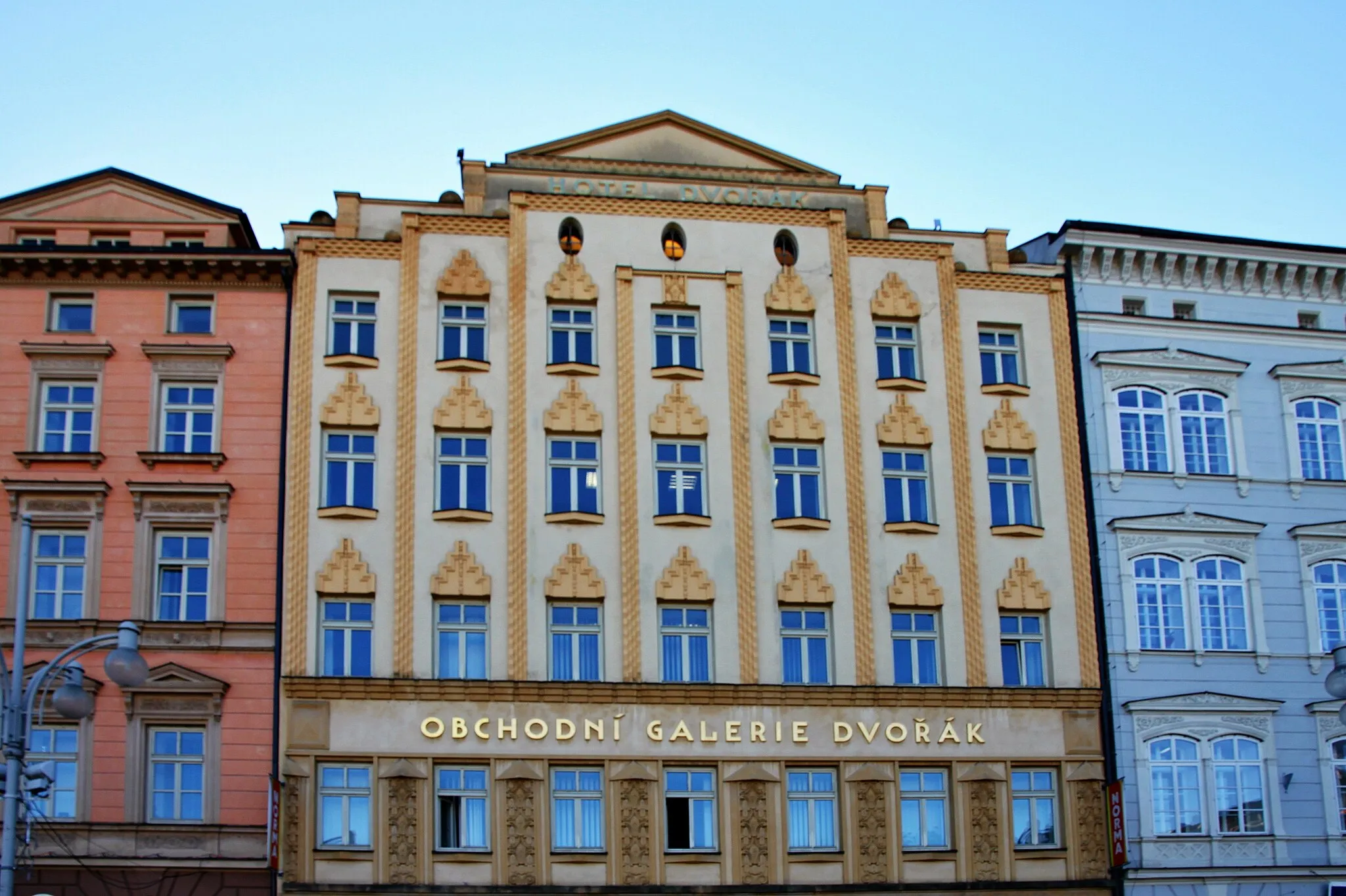 Photo showing: Former Hotel Slunce, then the Dvořák Gallery in Přemysl Otakar II Square in České Budějovice. The facade has the elements of Cubism. Birthplace of the poet Otokar Mokrý. South Bohemia, Czechia.