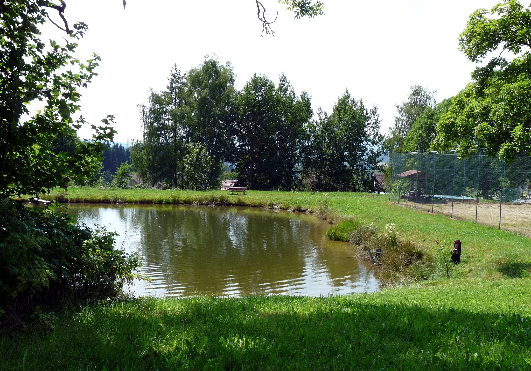 Photo showing: Pond in the village of Libínské Sedlo, Prachatice District, South Bohemian Region, Czech Republic.