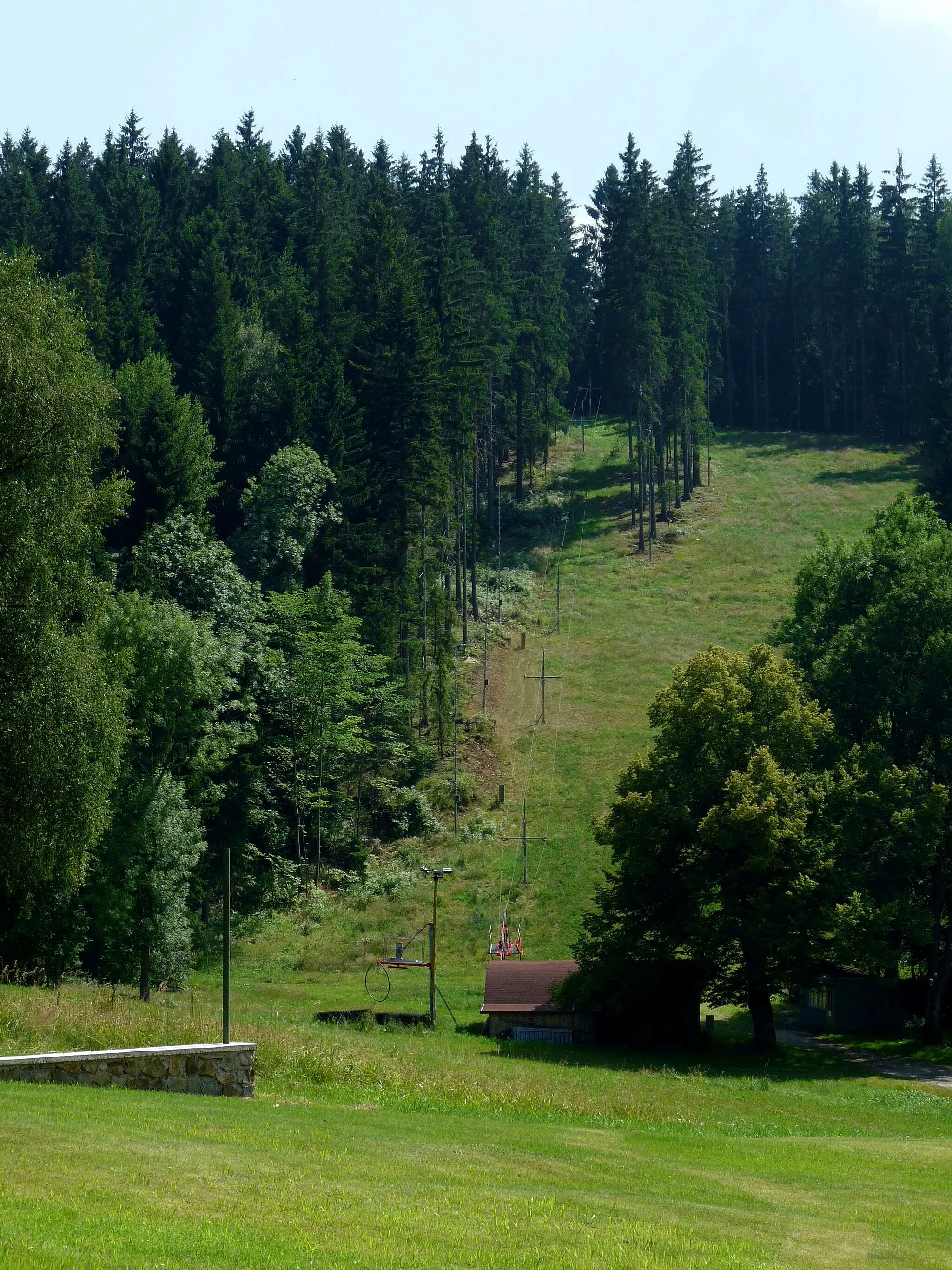 Photo showing: Ski centre with a lift in the village of Libínské Sedlo, Prachatice District, South Bohemian Region, Czech Republic.