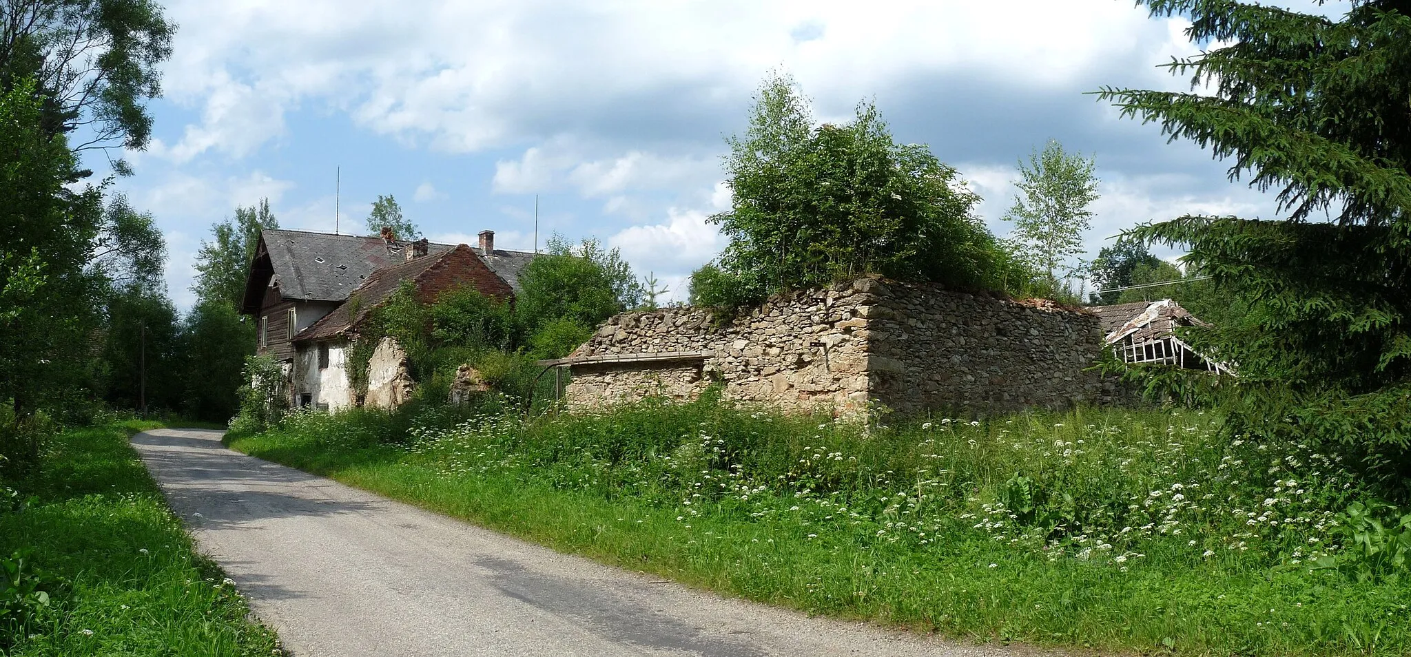 Photo showing: House No 13 falling apart in the village of Miletínky, Prachatice District, South Bohemian Region, Czech Republic.