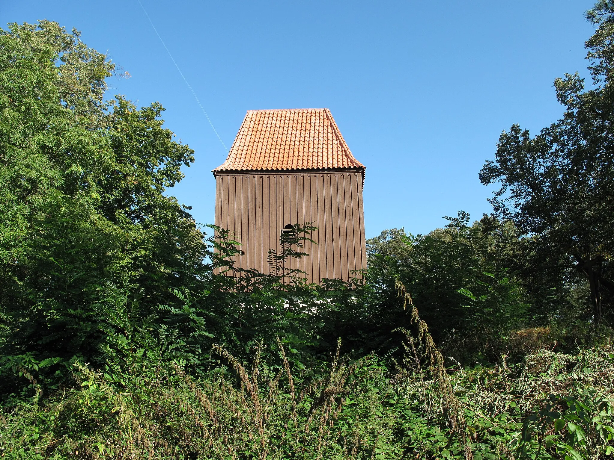 Photo showing: Bell tower in cemetery in Čížová village, Písek District, Czech Republic.