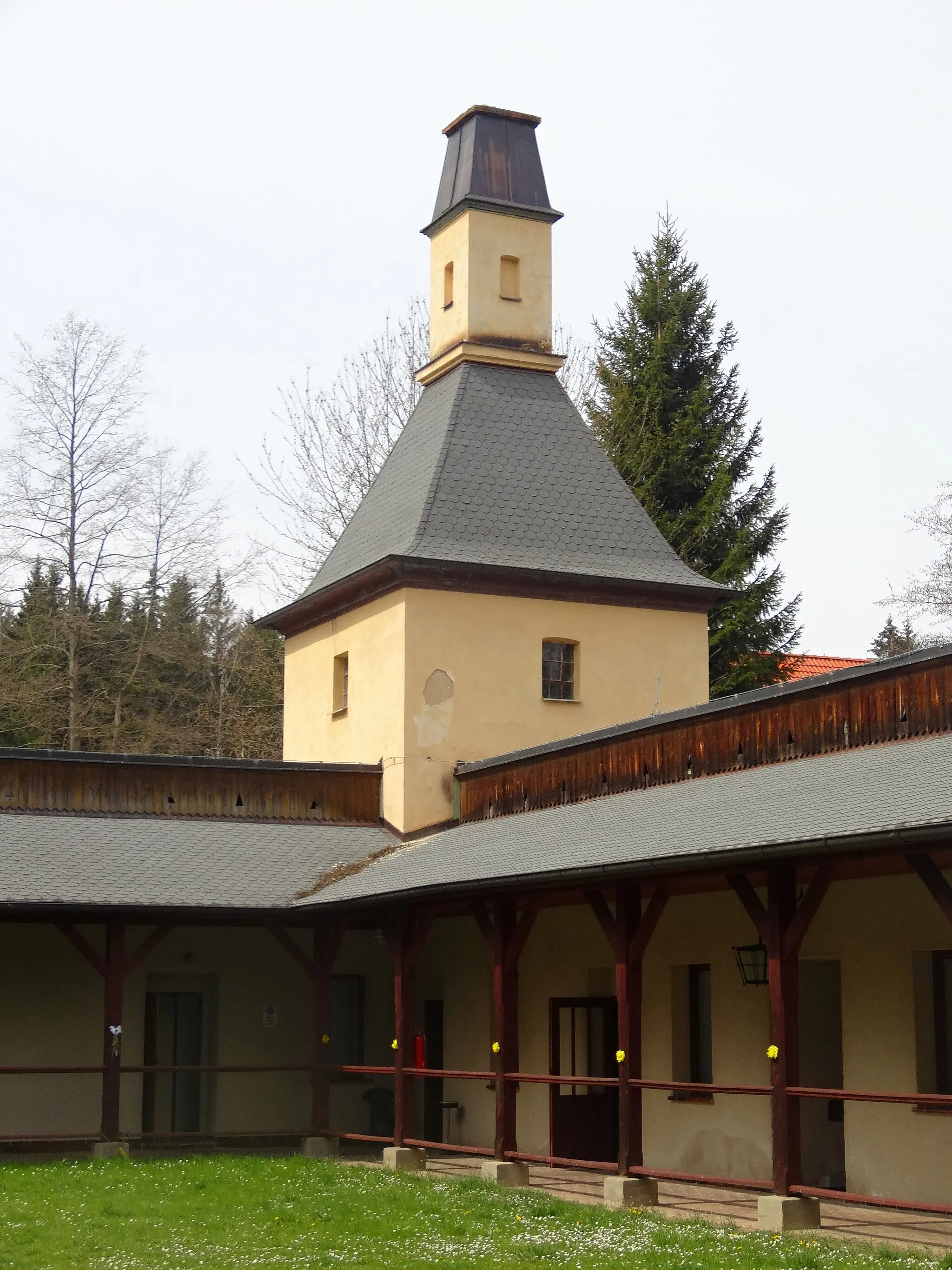 Photo showing: Area of hunting lodge Tři trubky ("Three tubes") in Brdy, Czech Republic. Courtyard, corner building - boiler room.