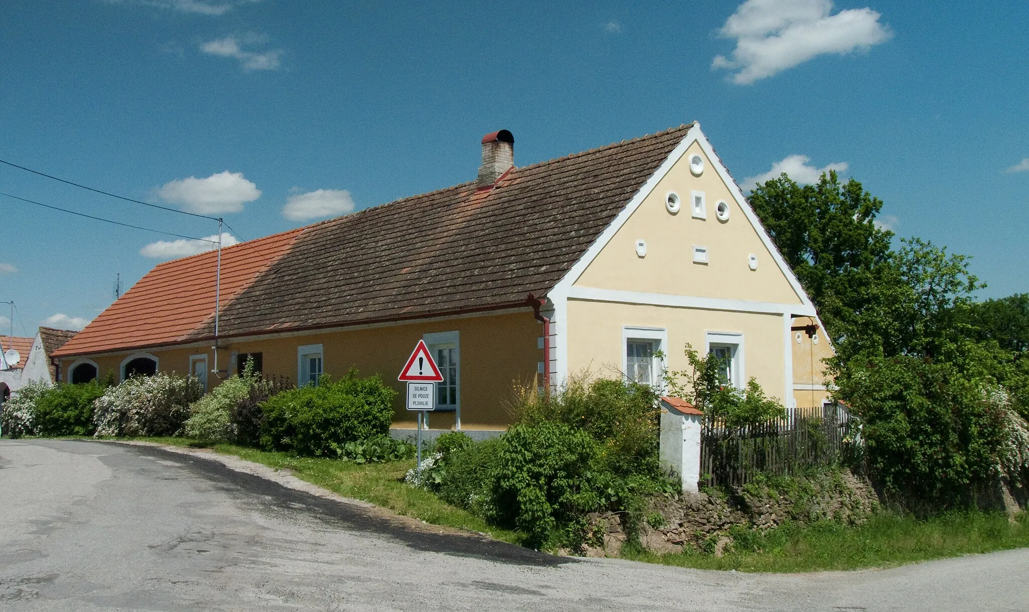 Photo showing: House No 25 in the village of Kvasejovice, Tábor district, Czech Republic