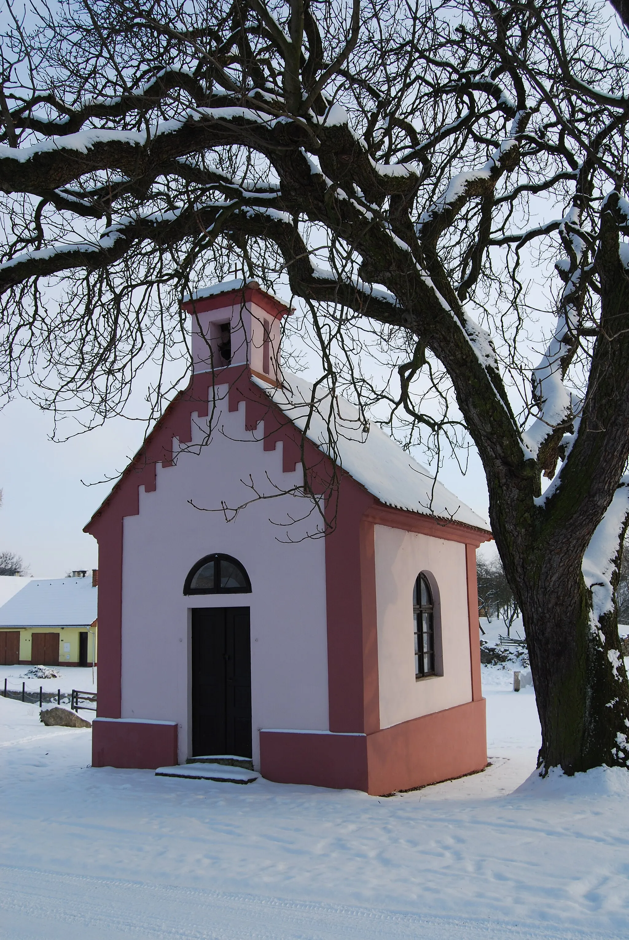 Photo showing: Návesní kaple sv. Jana Nepomuckého z roku 1900. Drhovle. Okres Písek. Česká republika.