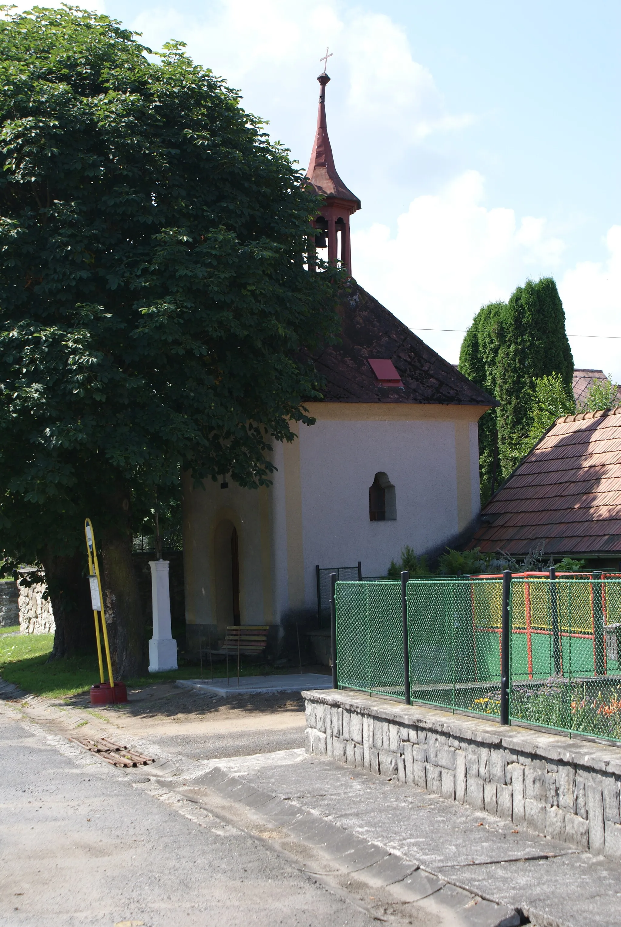 Photo showing: Vojovice, a village in Plzeň-South District, Czech Rep., a chapel.