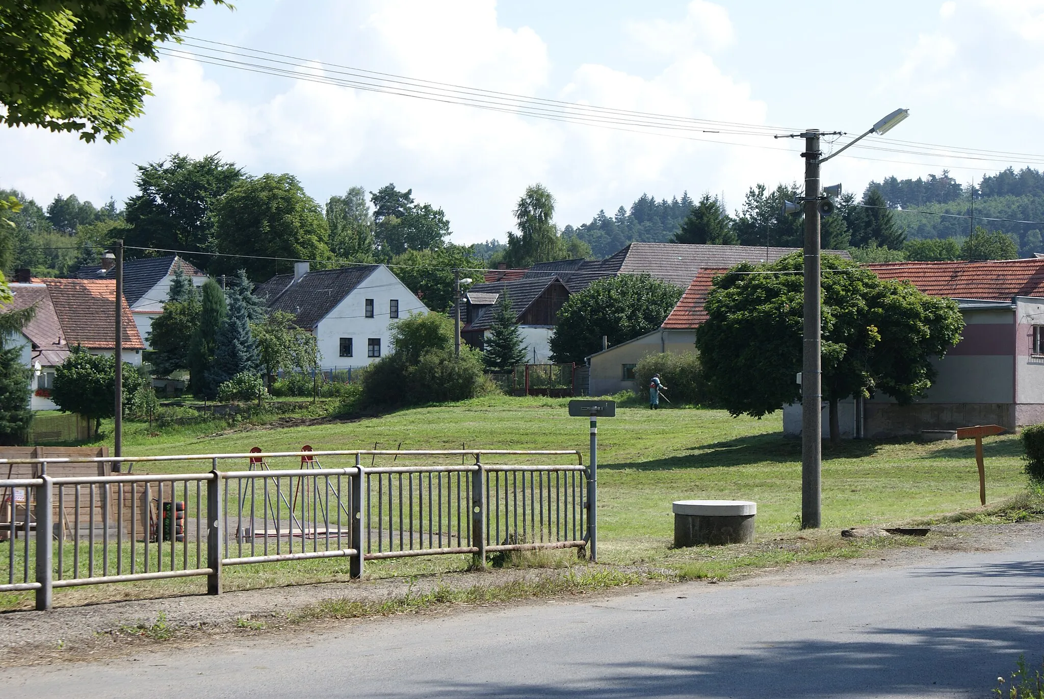 Photo showing: Vojovice, a village in Plzeň-South District, Czech Rep., the village common.