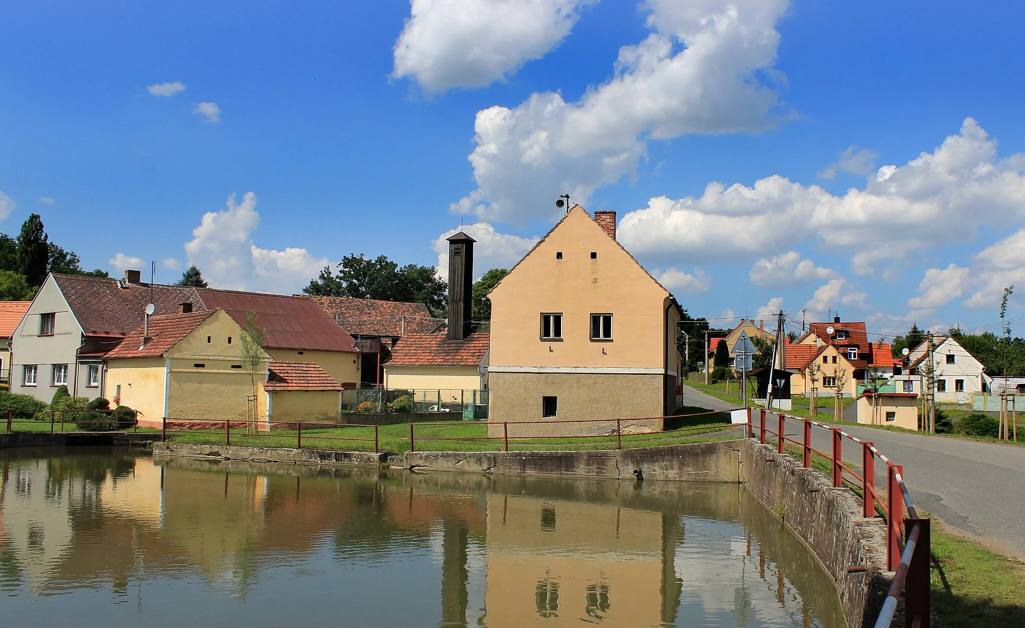 Photo showing: Common pond in Malonice, part of Blížejov, Czech Republic.