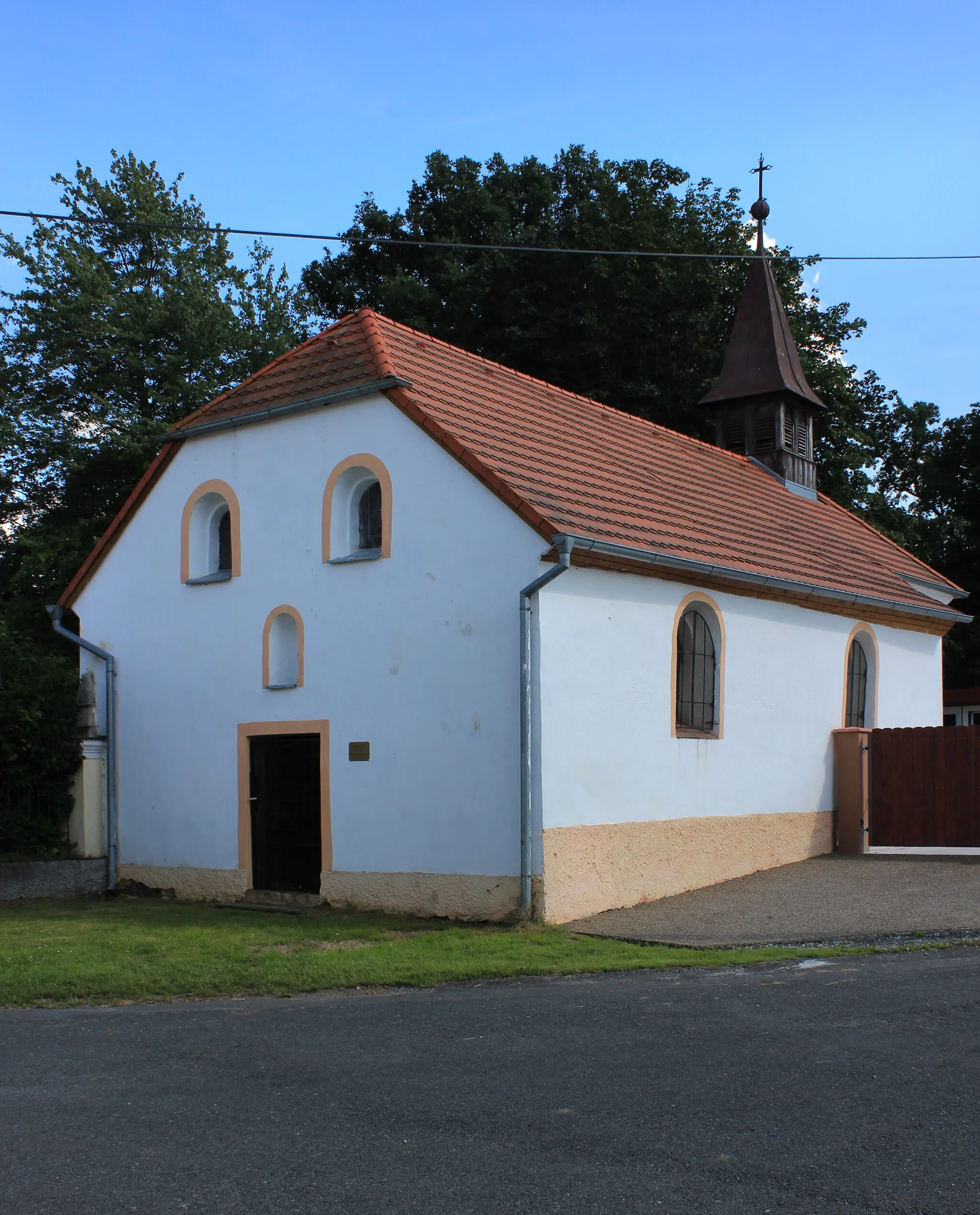 Photo showing: Small church in Nahošice, part of Blížejov municipality, Czech Republic.