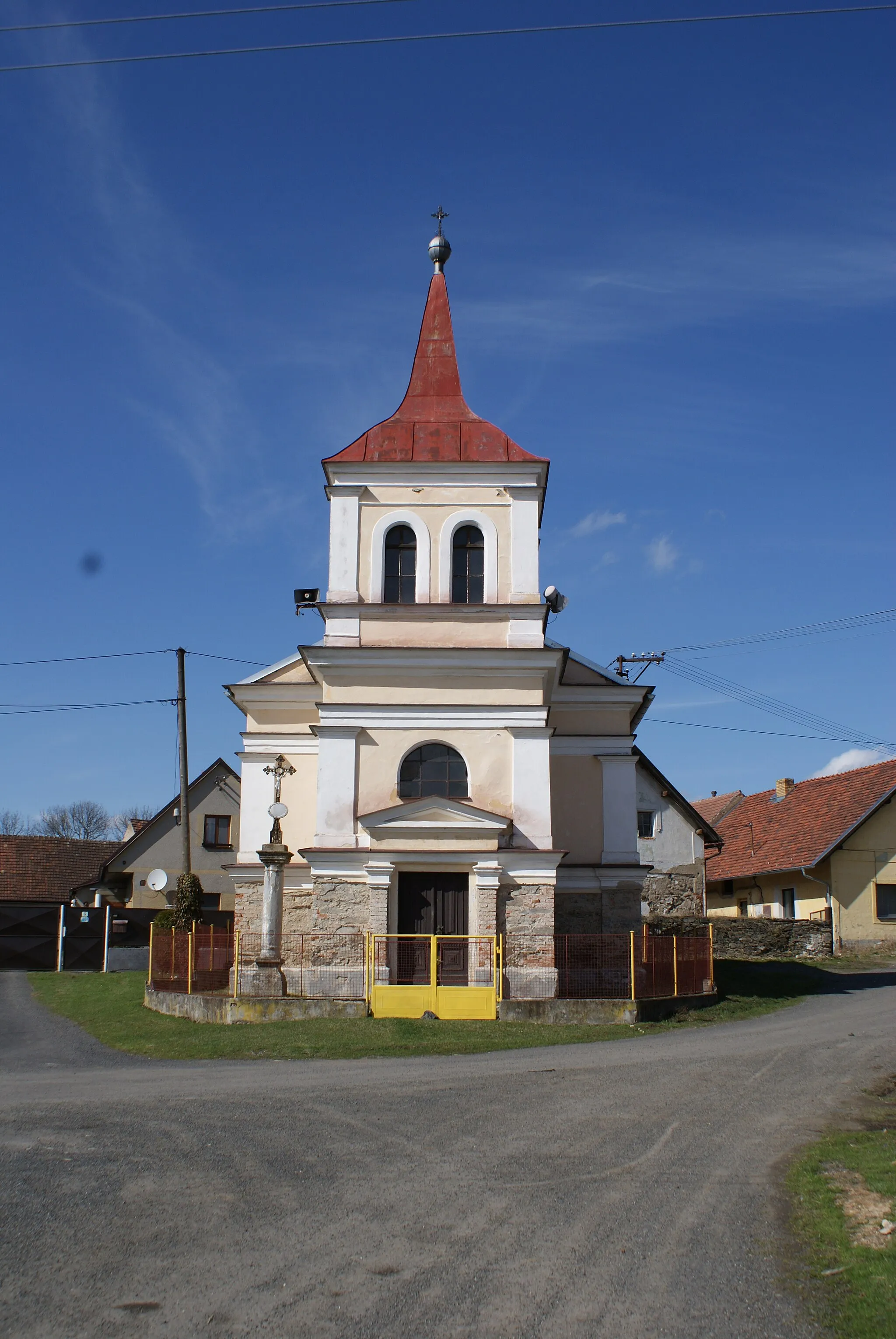 Photo showing: Radkovice, village in Klatovy district, Czech Republic. A small church.