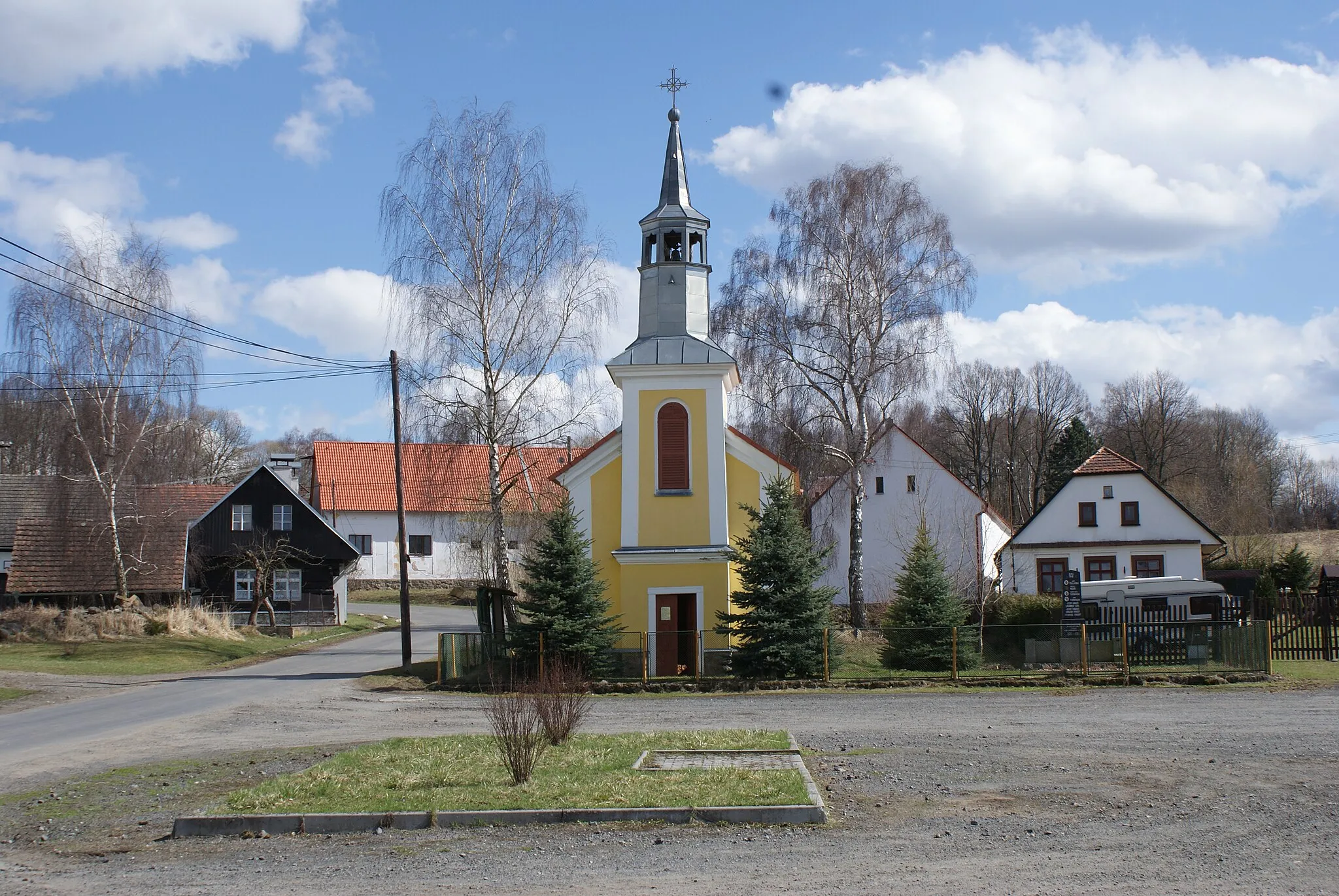 Photo showing: Radochovy, village in Plzeň jih district, Czech Republic. A chapel on the village common.