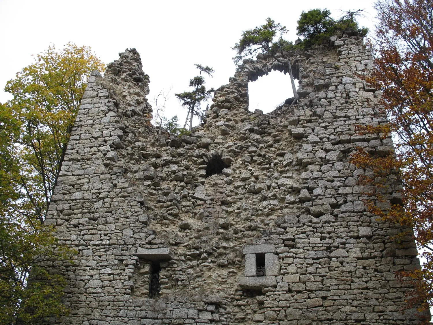 Photo showing: Ruin of Kunžvart Castle near Strážný, Prachatice District, Czech Republic.