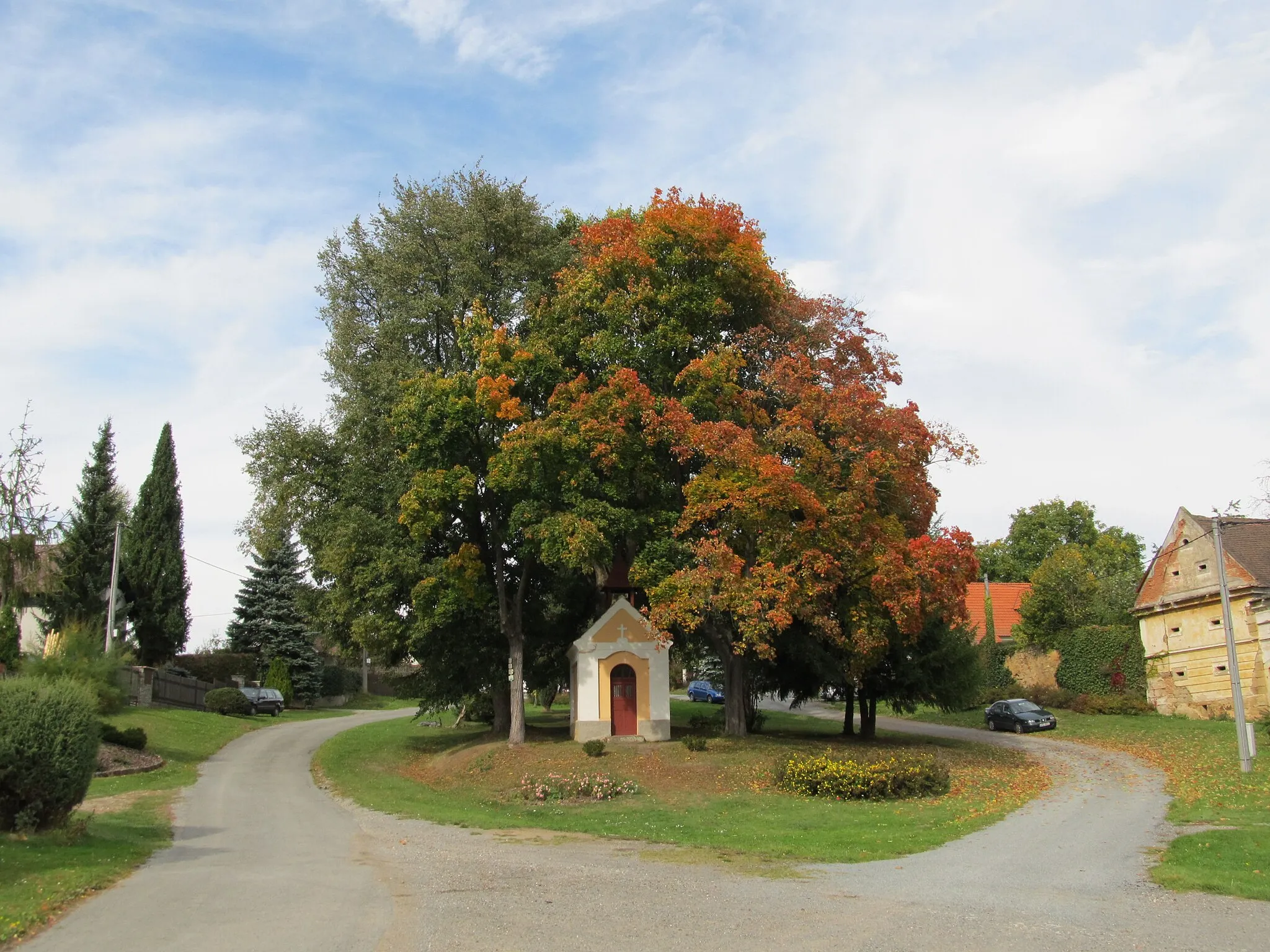 Photo showing: Kůští - náves