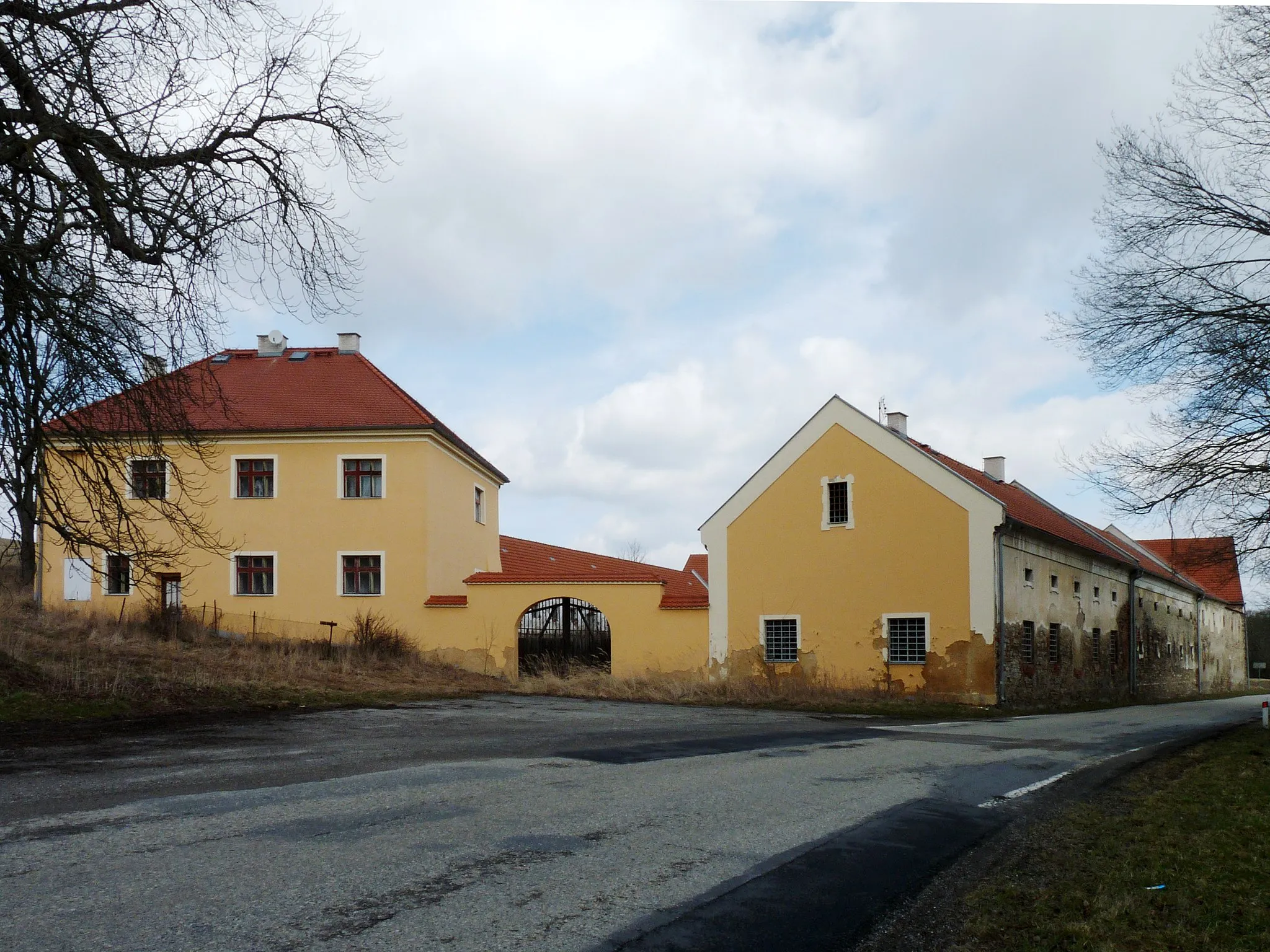 Photo showing: Estate No 10 in the village of Drahoslavice, South Bohemian Region, Czech Republic.