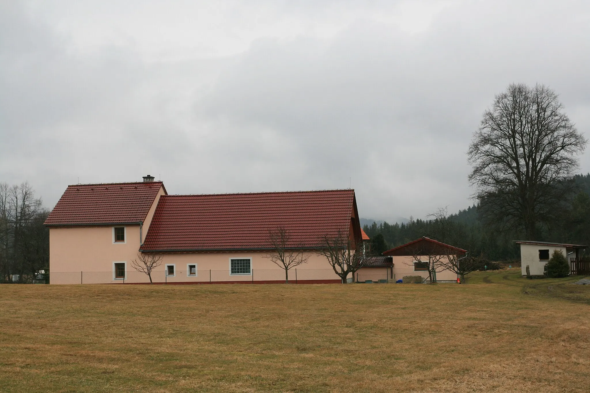 Photo showing: Vesnice Slubice, část obce Bohdalovice v okrese Český Krumlov.  Dům na jižním okraji vsi - pohled od silnice na Suš a Zátoň.