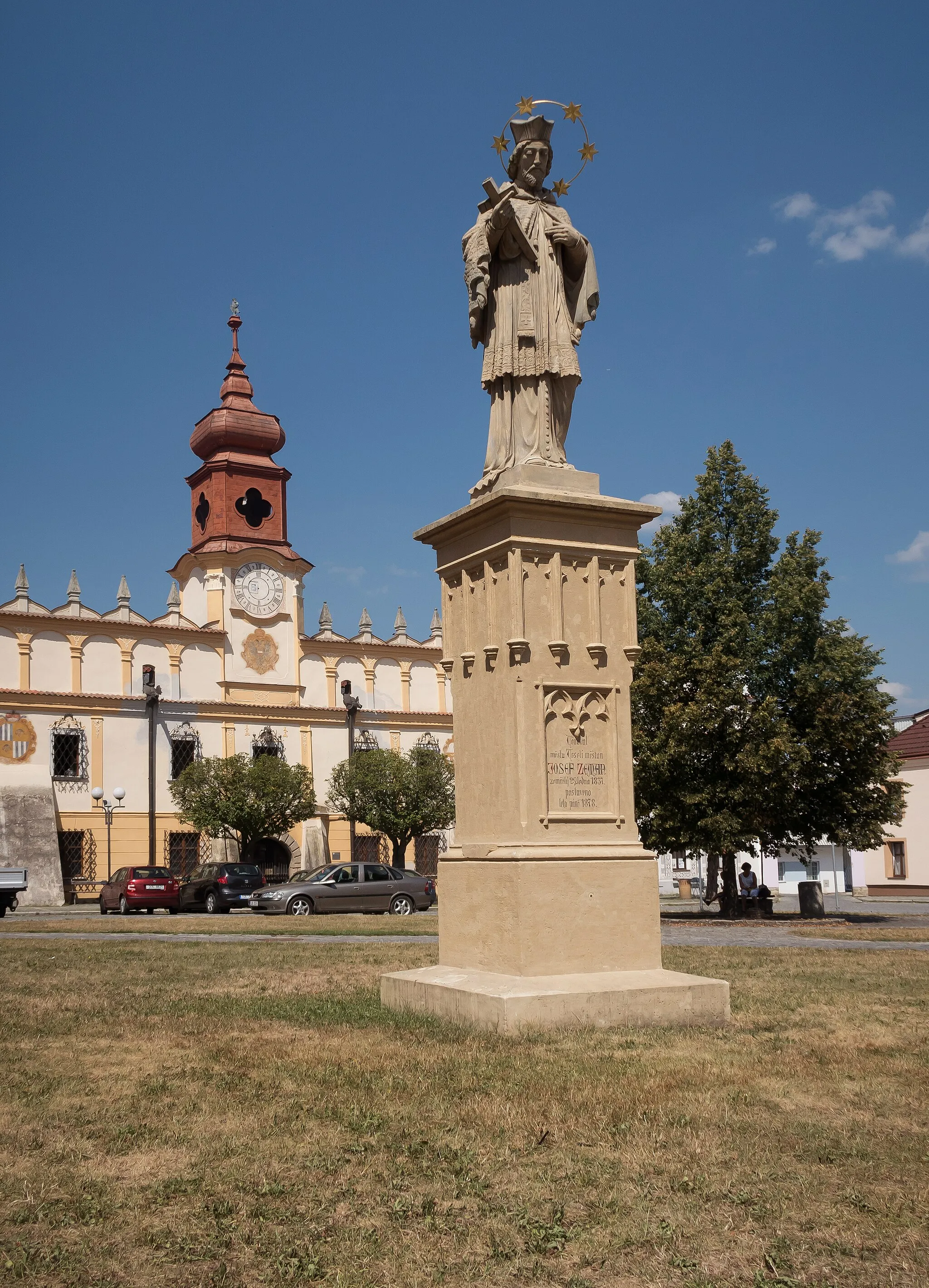 Photo showing: Veselí nad Lužnicí, statue of John of Nepomuk donated by Josef Zeman, in front of the townhall