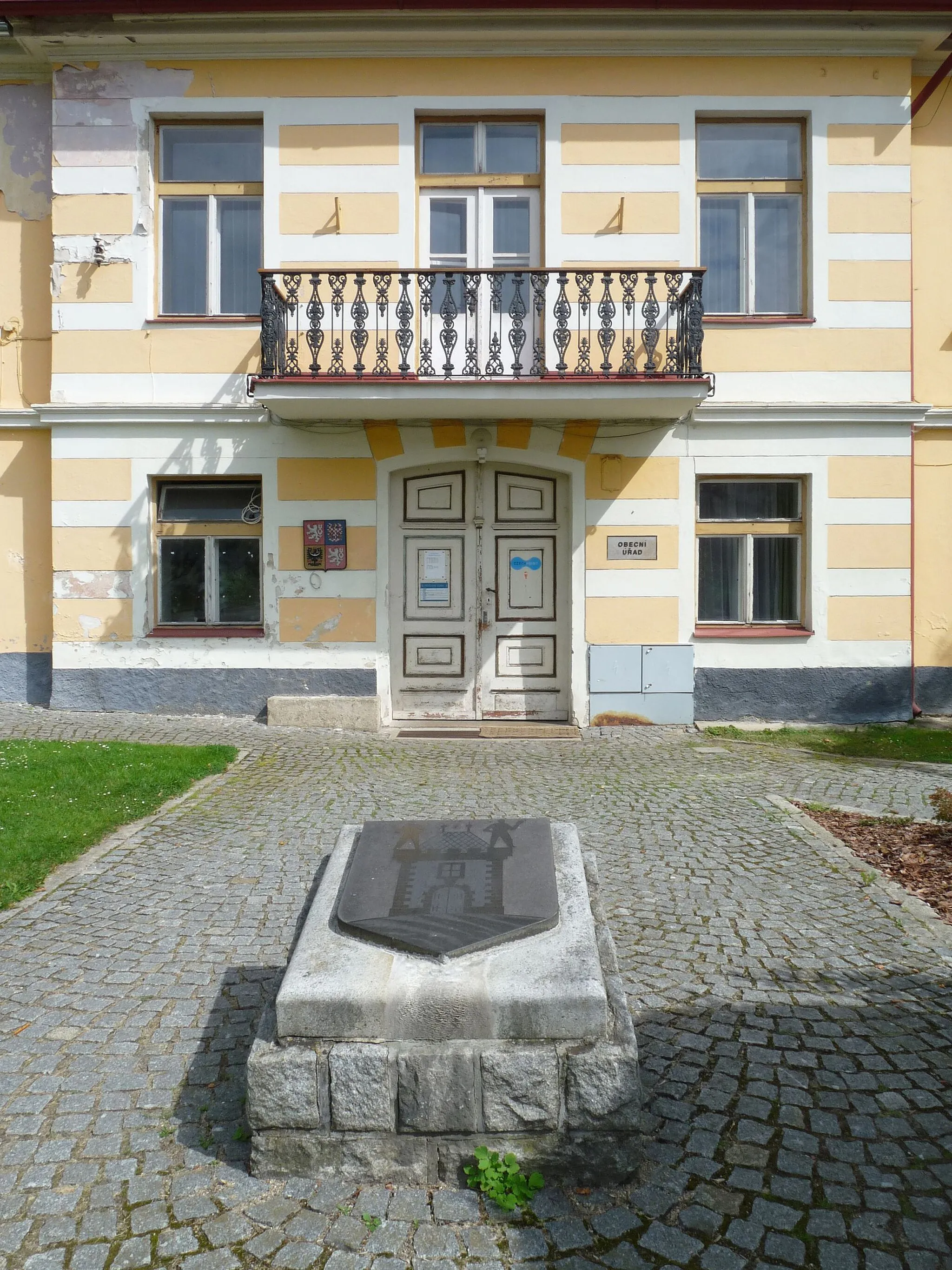 Photo showing: House No 2, municipal office building and local library in the village of Čkyně, Prachatice District, Czech Republic.