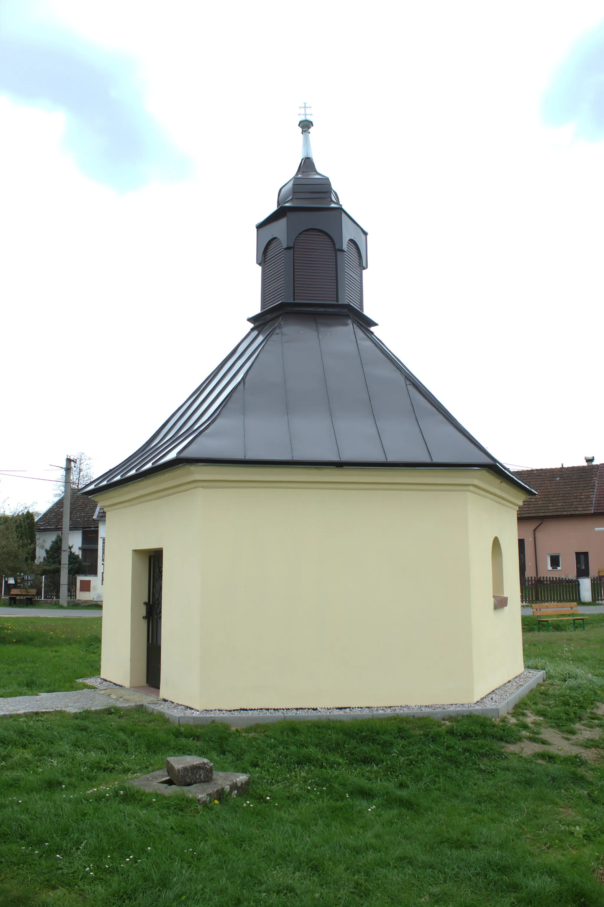 Photo showing: A chapel near a pond in the village of Mračnice, Plzeň Region, CZ