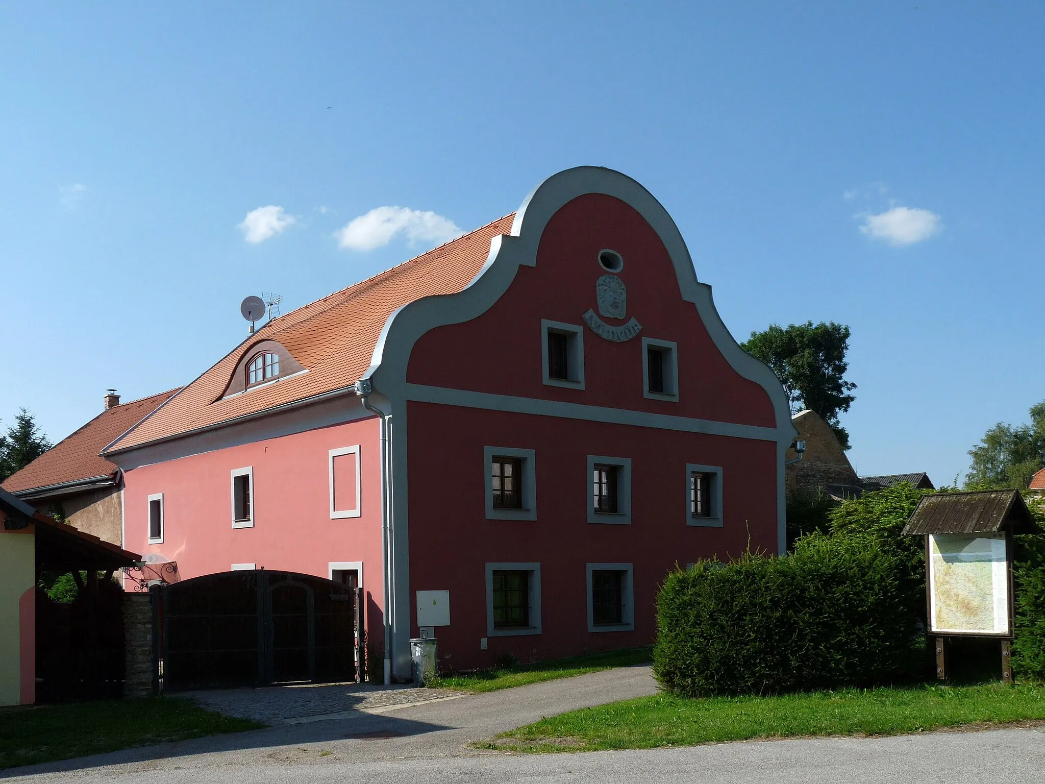 Photo showing: House No 11 in the village of Smědeč, Prachatice District, South Bohemian Region, Czech Republic.