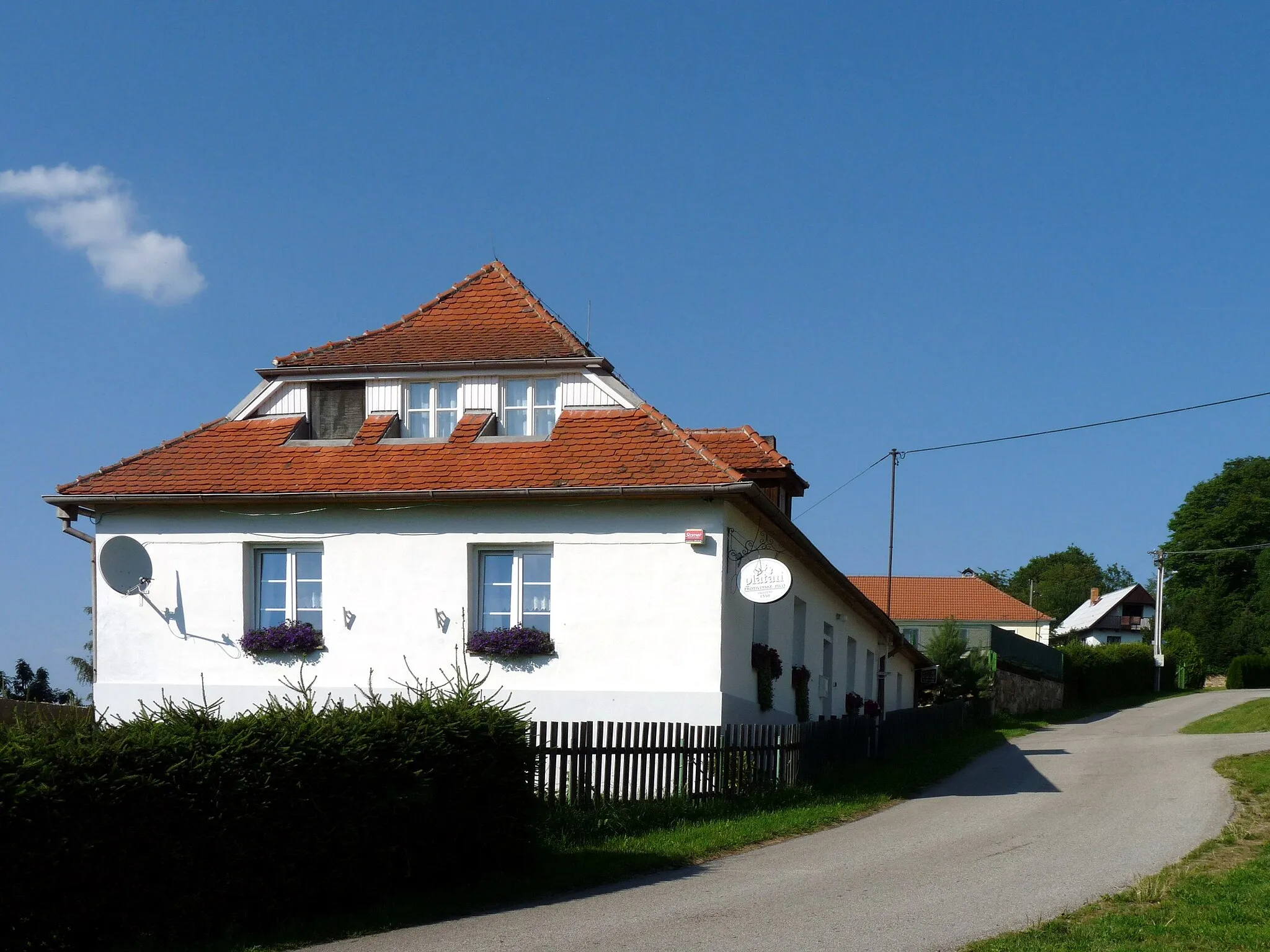 Photo showing: House No 24 in the village of Smědeč, Prachatice District, South Bohemian Region, Czech Republic.