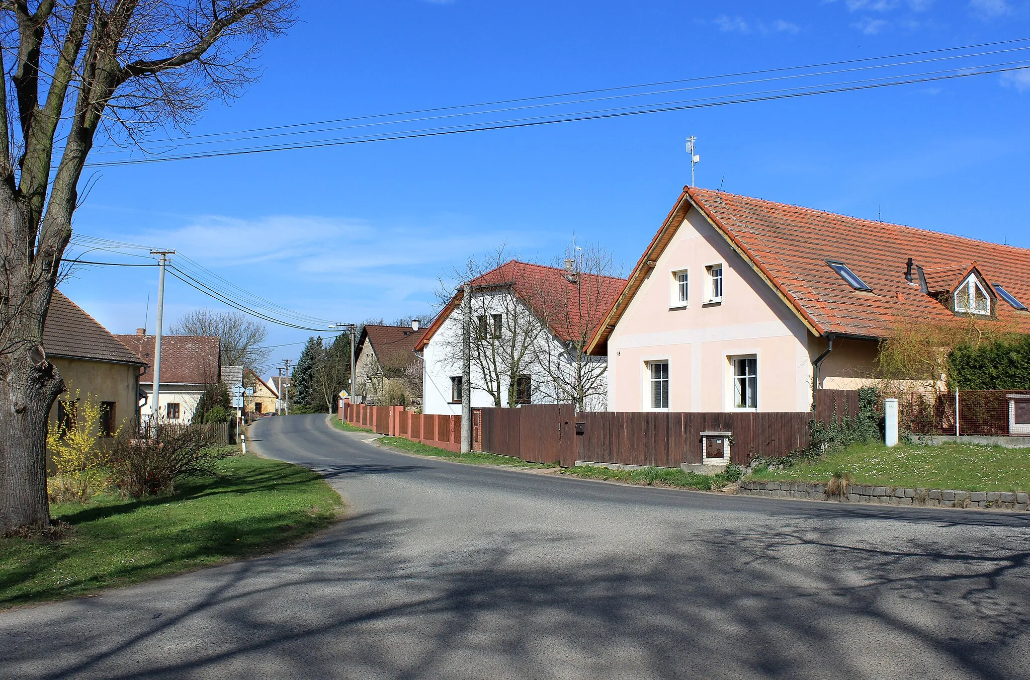 Photo showing: Road No. 233 in Střapole, part of Bušovice, Czech Republic.